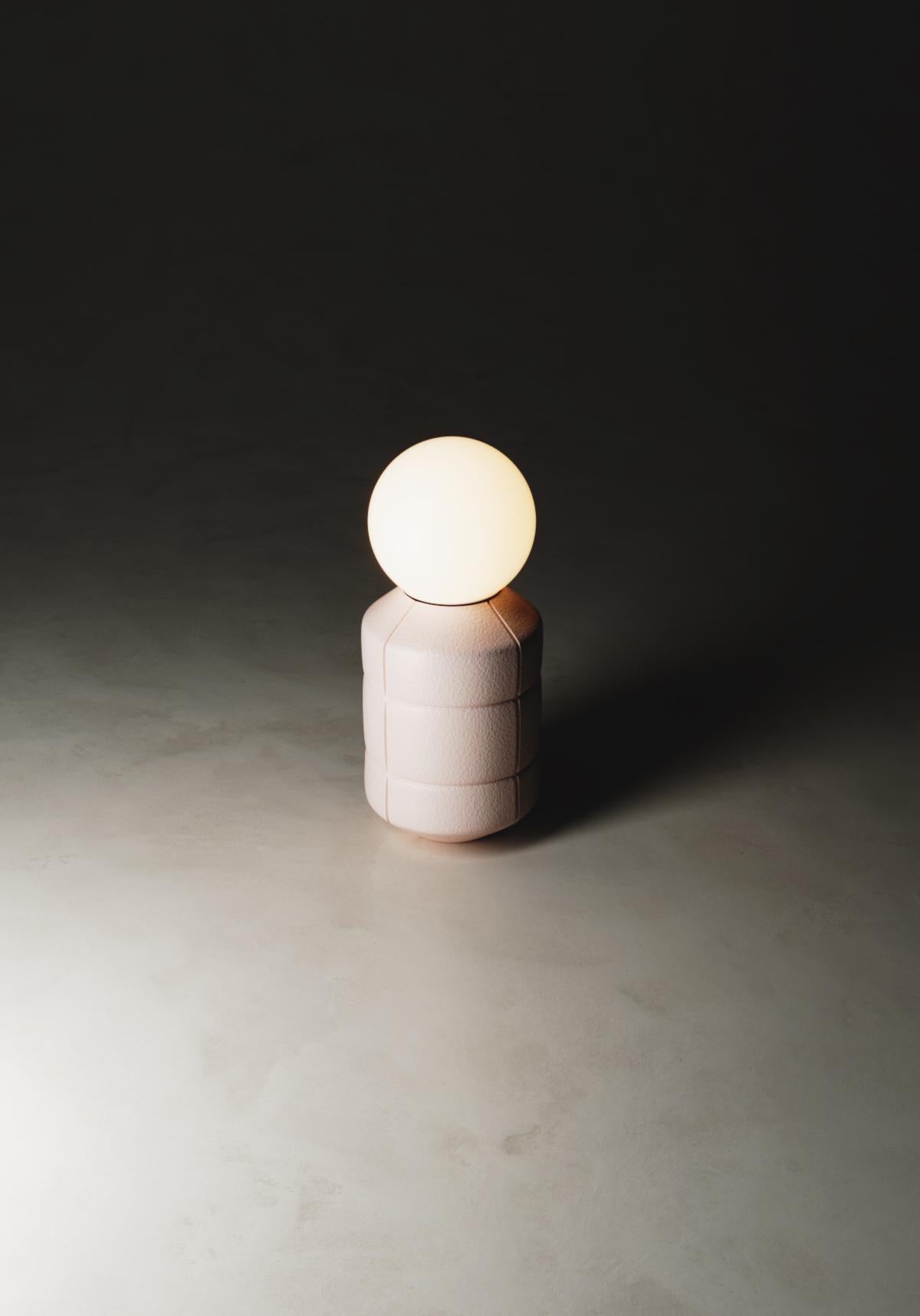 Nome prodotto: NAVAZI
Categoria: Illuminazione, Decorazione
Tipo: Decorazione, Lampada da terra, Lampada da parete, Sospensione, Lampada da tavolo
Materiale: Base in ceramica/vetro, vetro smerigliato, cavo tessile
Sorgente luminosa: G9,