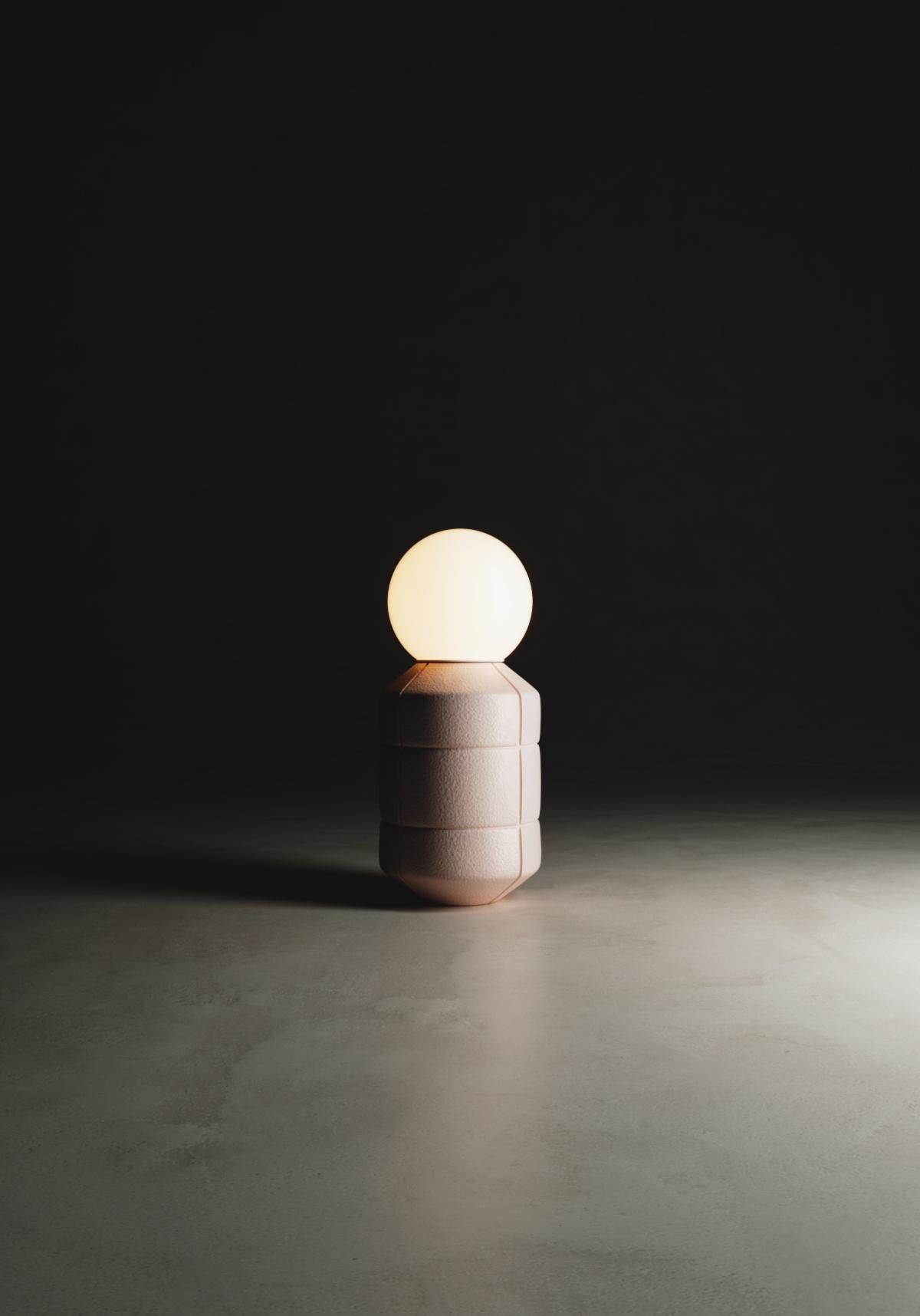 Minimalismo Lampada Rosa Navazi artigianale in ceramica da tavolo Illuminazione in vendita