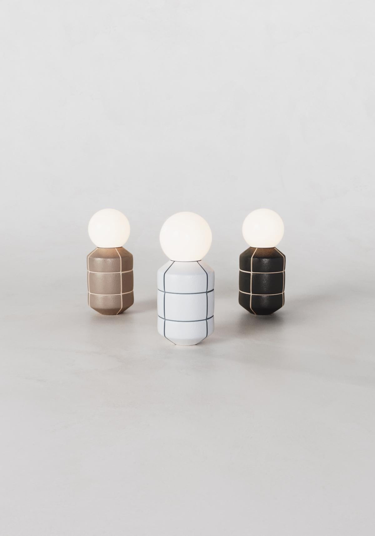 XXI secolo e contemporaneo Lampada Rosa Navazi artigianale in ceramica da tavolo Illuminazione in vendita
