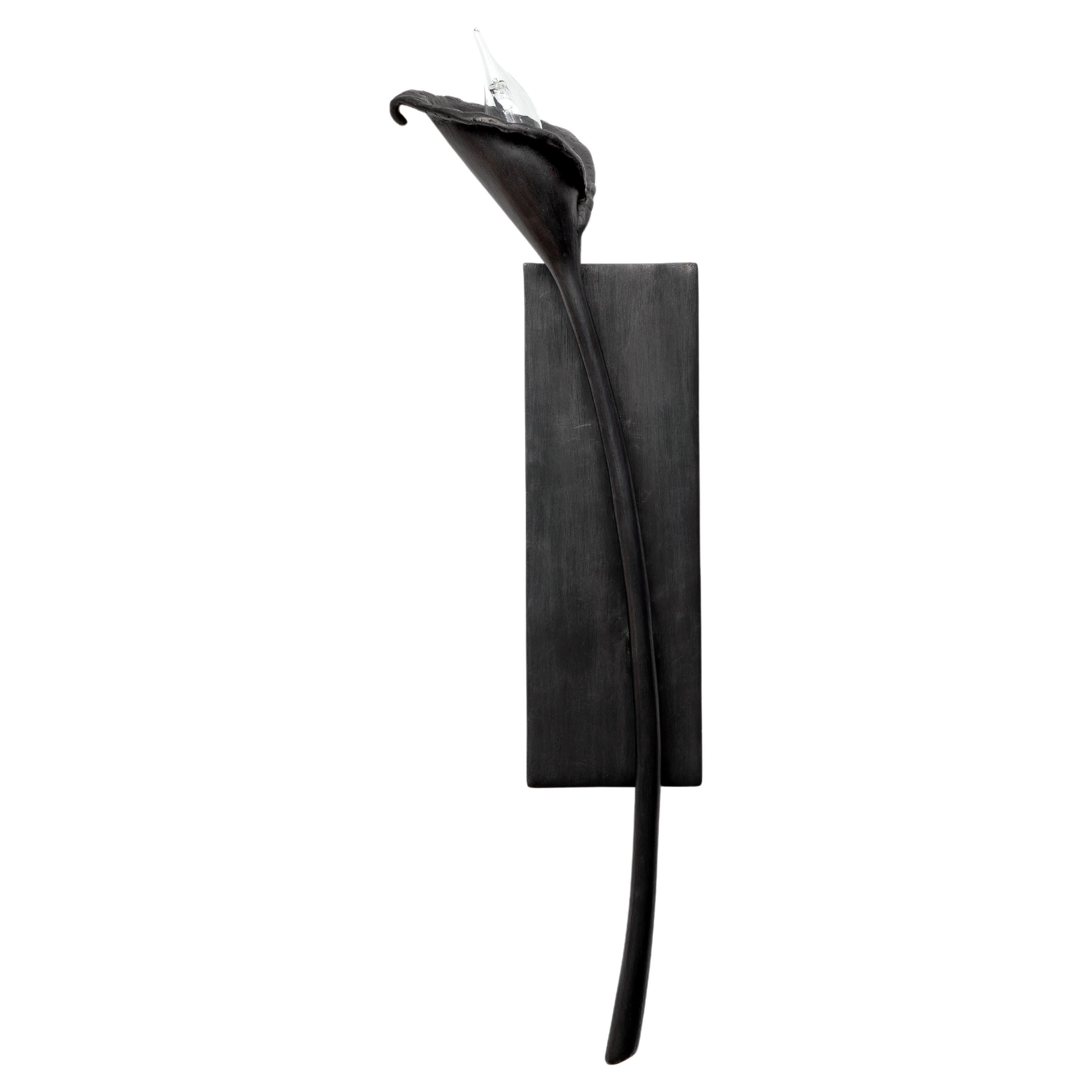 L'applique contemporaine Calla Lily en plâtre noir, version gauche, Benediko en vente