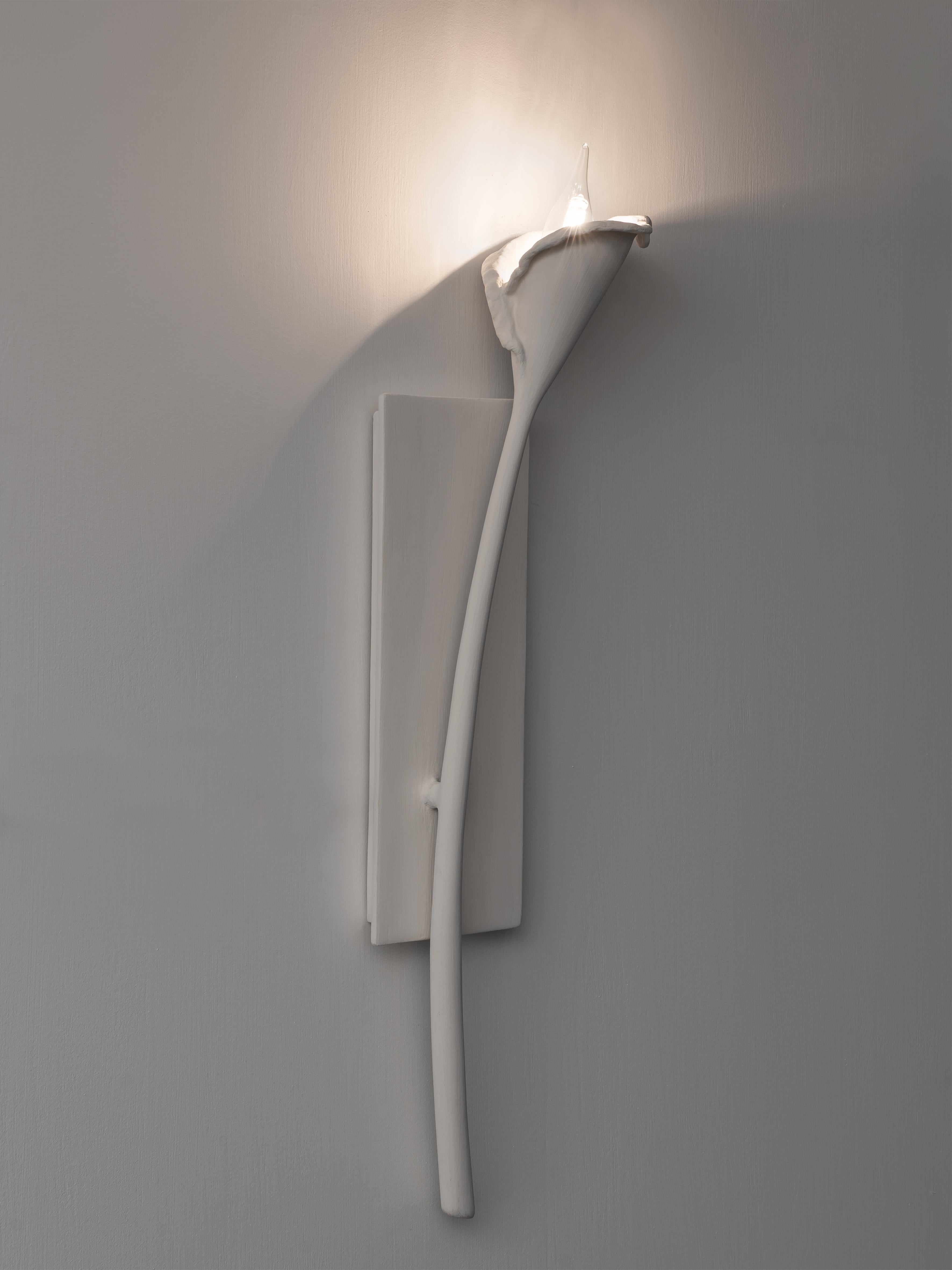 Calla Lily Contemporary Wall Light aus weißem Gips, rechte Version, Benediko (Organische Moderne) im Angebot