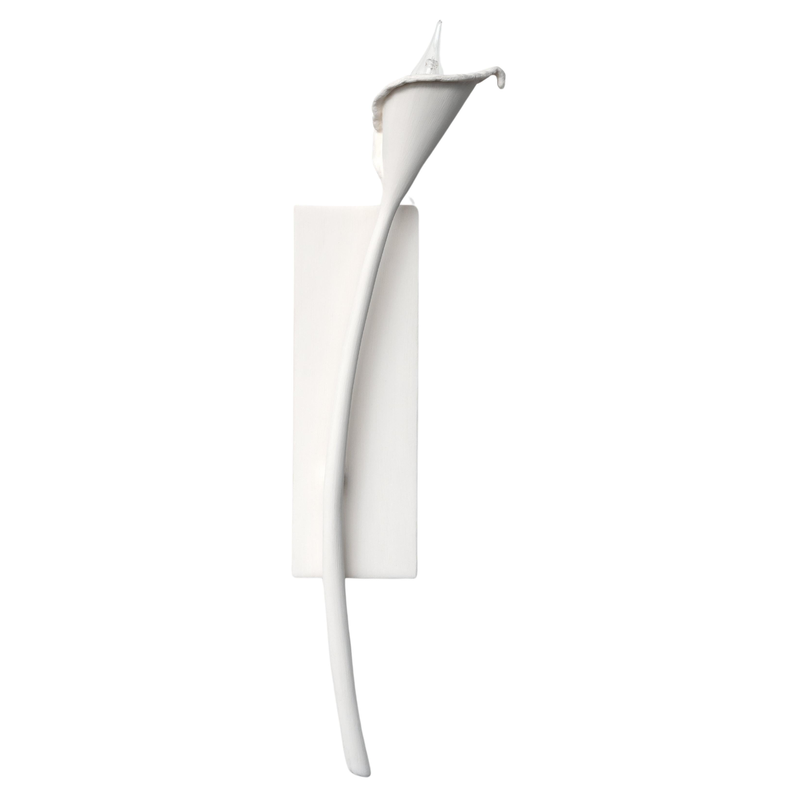 L'applique contemporaine Calla Lily en plâtre blanc, version droite, Benediko en vente