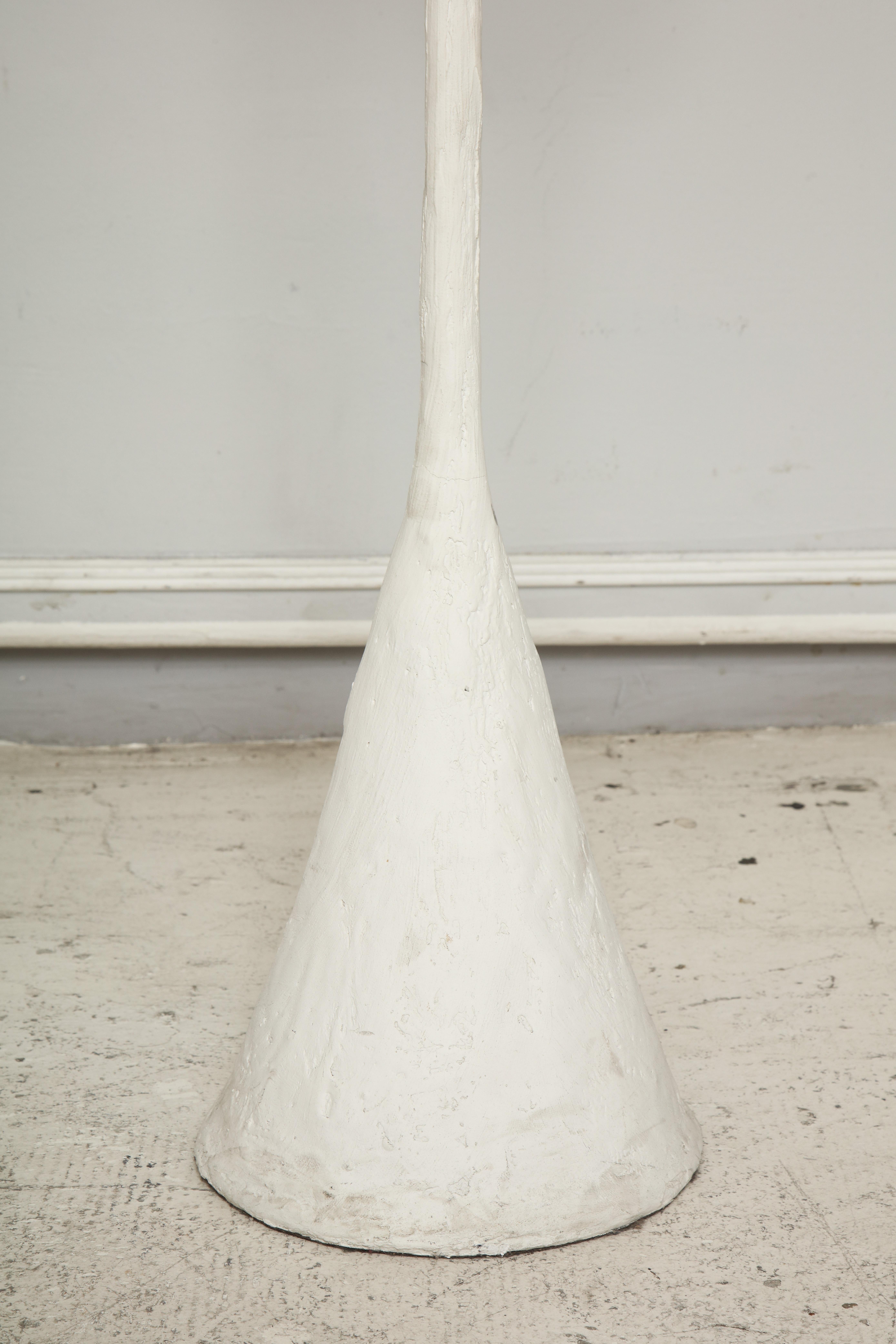 Lampadaire/ Torchère en plâtre fabriqué à la main et sur mesure dans le style de Giacometti en vente 3