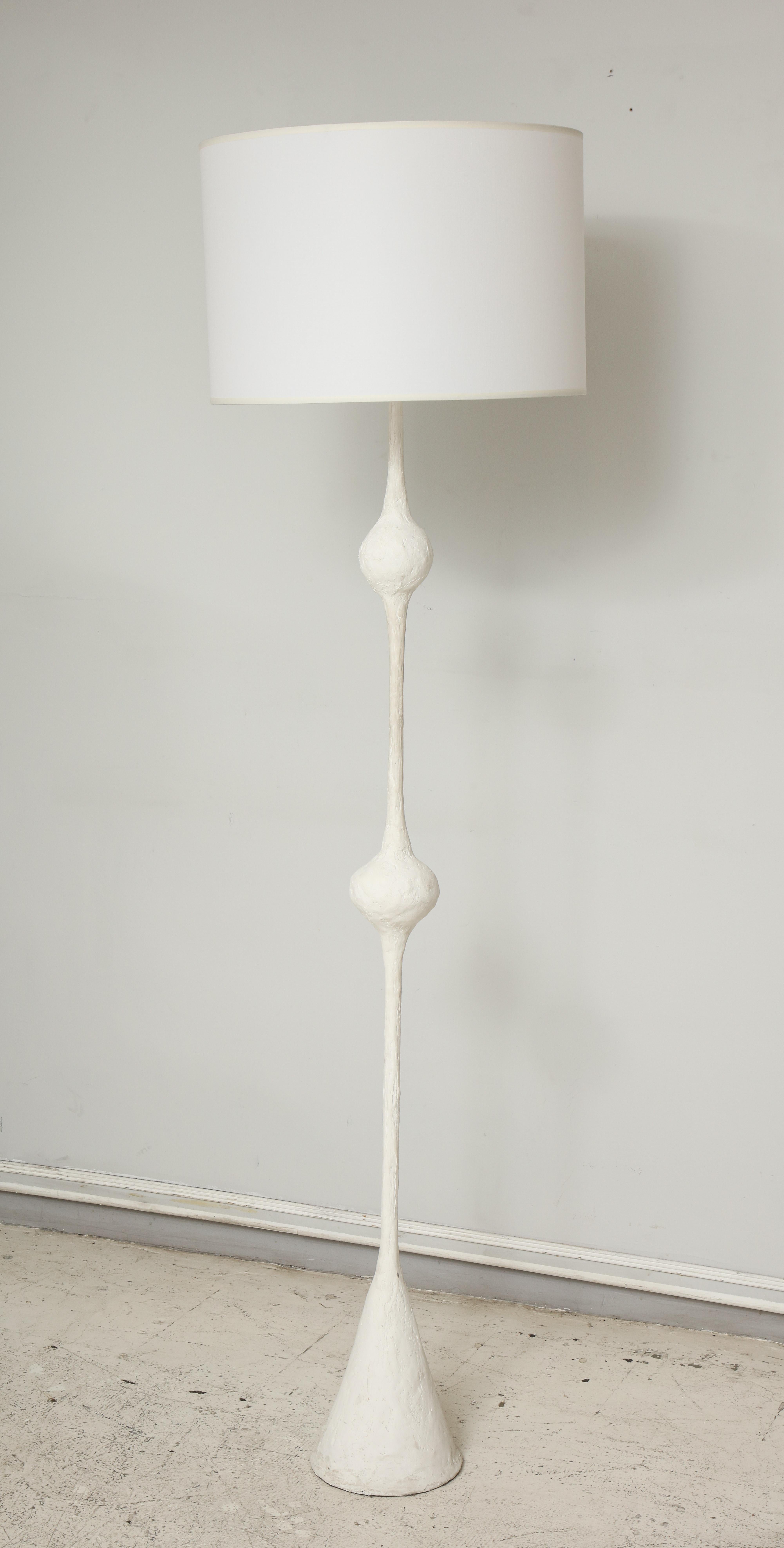 Lampadaire/ torchère en plâtre fabriqué à la main et sur mesure, à la manière de Giacometti. 
Veuillez noter que ce lampadaire est personnalisable. Le délai d'exécution est de 8 à 10 semaines.