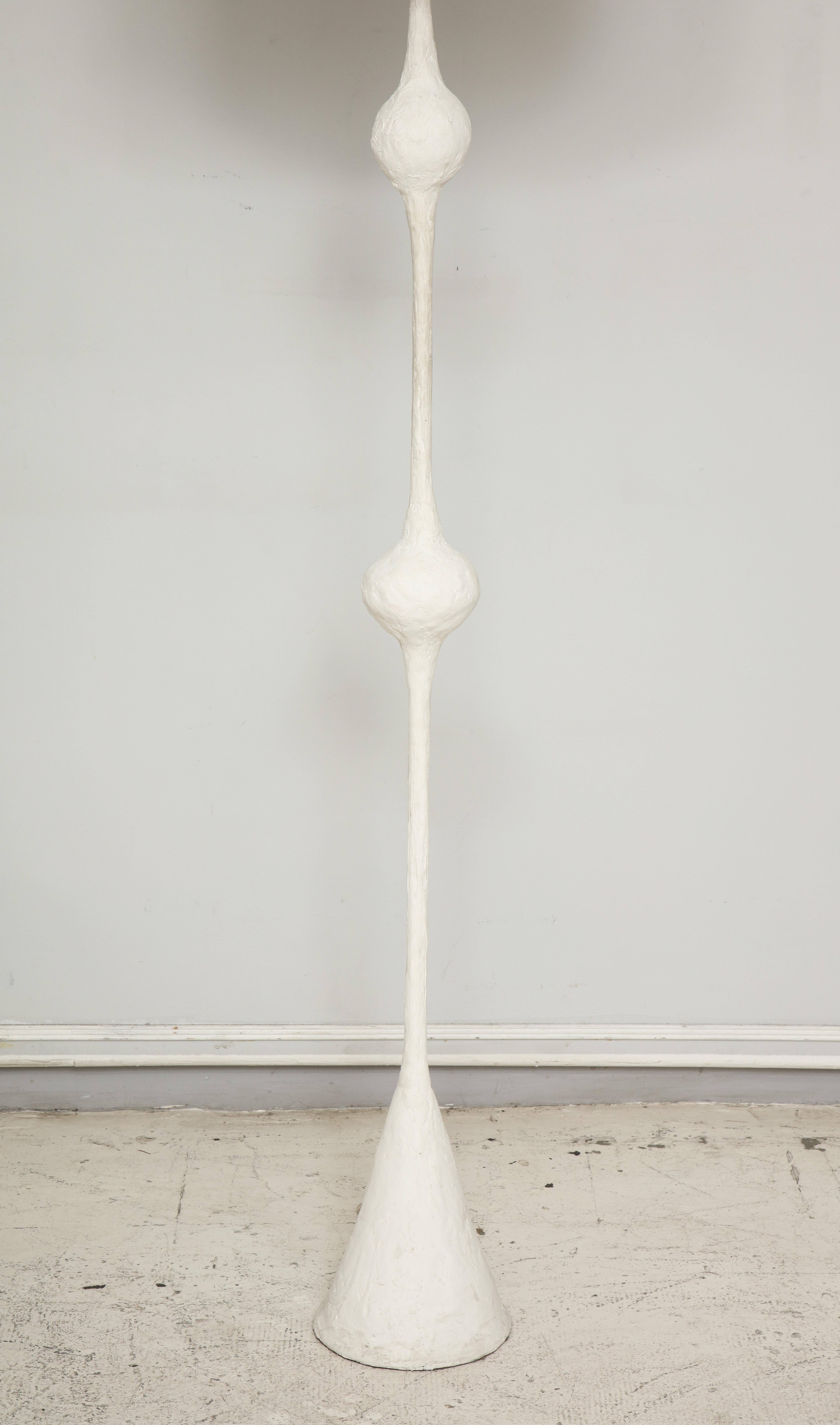 Lampadaire/ Torchère en plâtre fabriqué à la main et sur mesure dans le style de Giacometti Neuf - En vente à New York, NY
