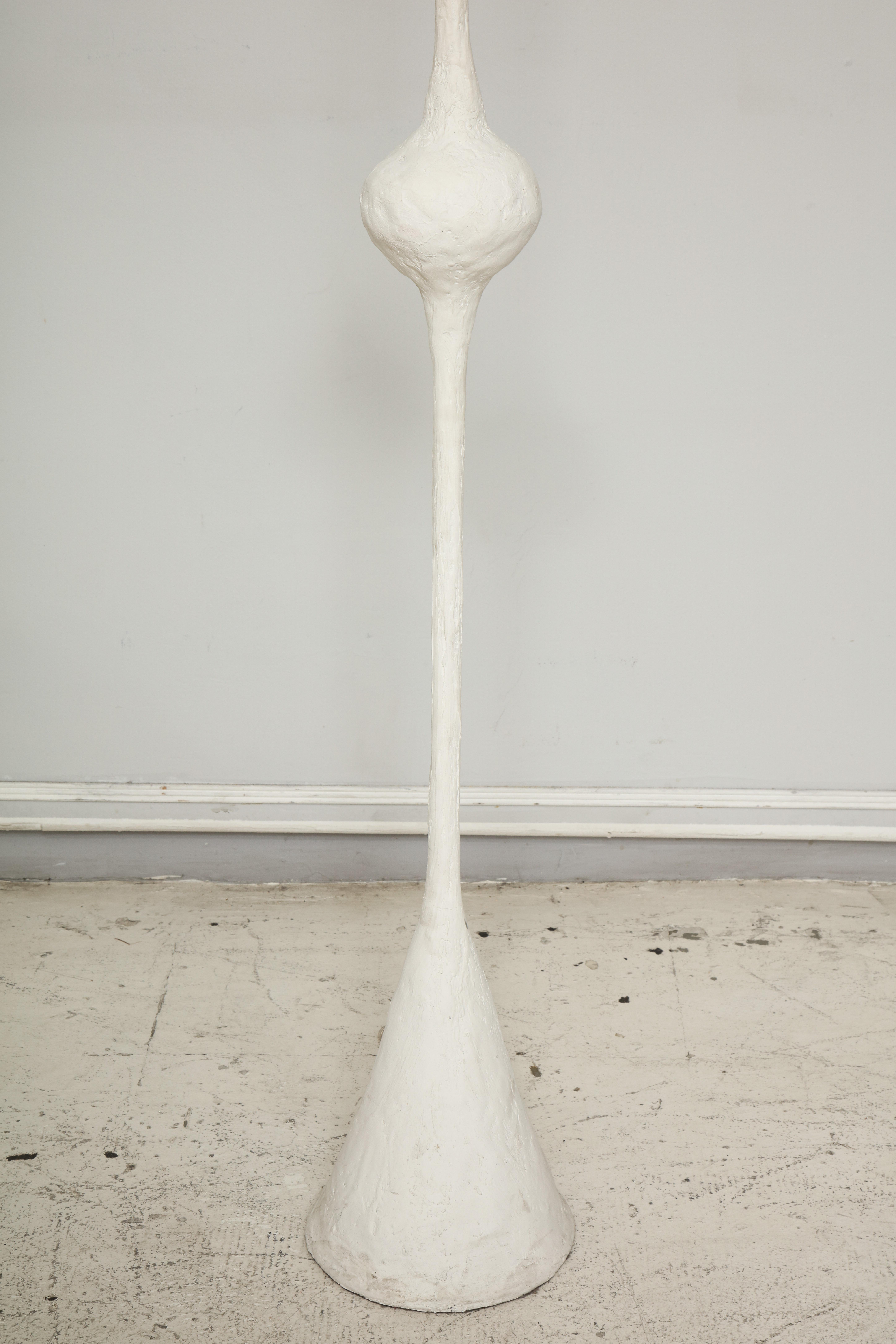 Lampadaire/ Torchère en plâtre fabriqué à la main et sur mesure dans le style de Giacometti en vente 2