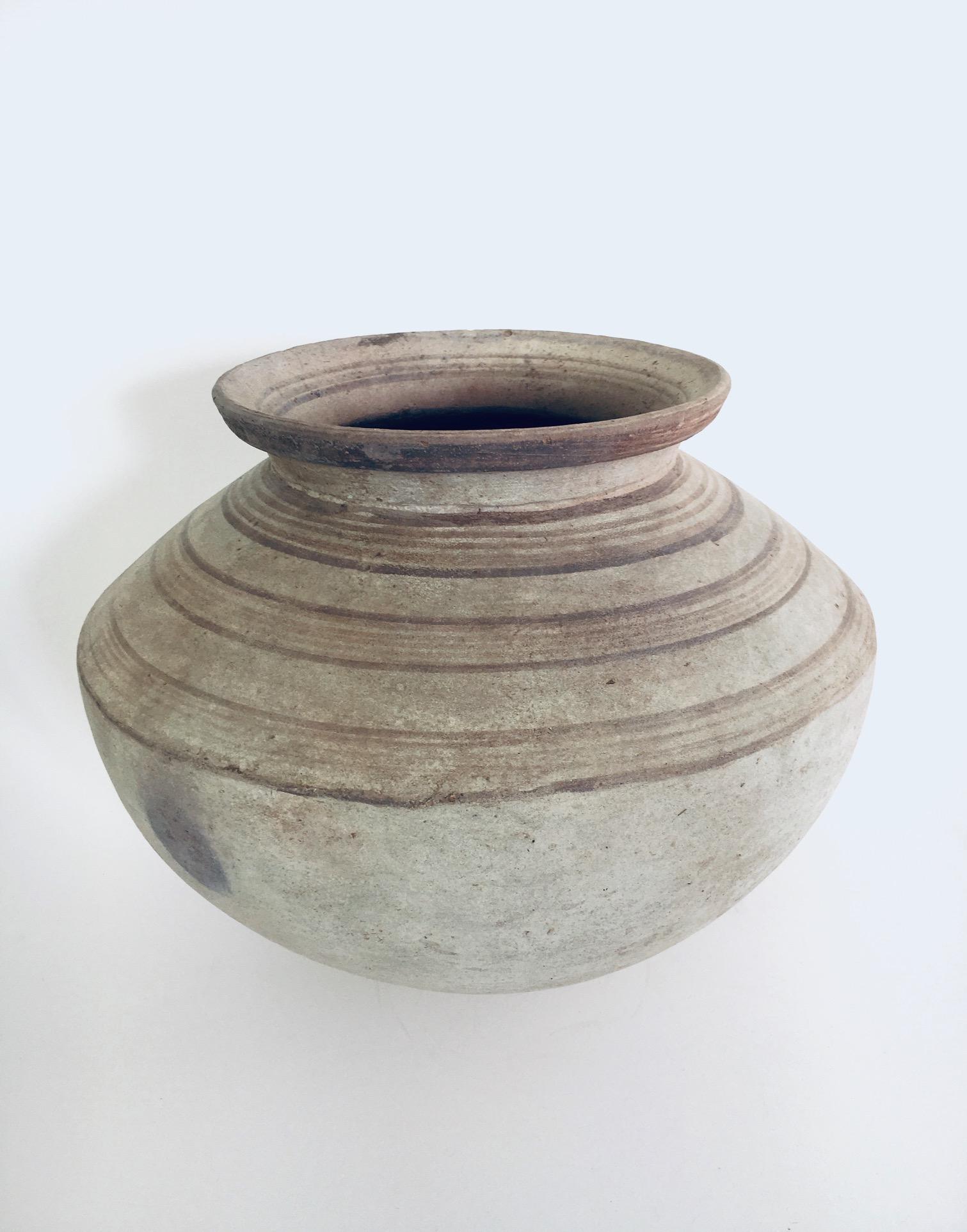Pot à conteneur en poterie artisanale, début des années 1900, Hongrie en vente 1