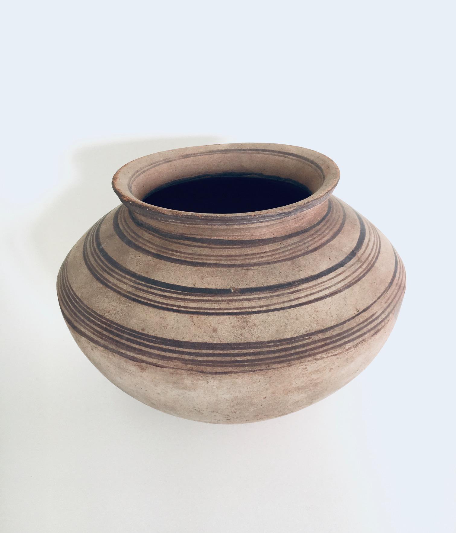 Original Handcrafted Pottery Earthenware XL Container Topf, Made in Ungarn Anfang 1900's. Handgefertigtes Gefäß aus rotem Ton mit matter Glasur, das zur Aufbewahrung von Lebensmitteln diente und teilweise im Boden vergraben war. Schöne verblasste