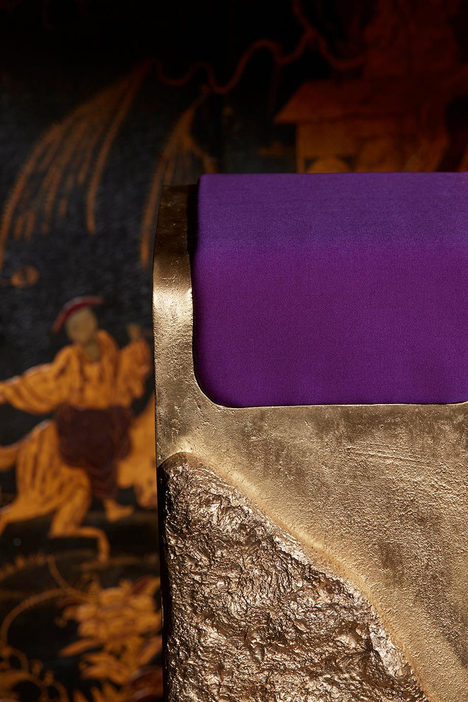 Postmoderne Tabouret haut de gamme en laiton moulé et tapisserie d'ameublement violette par Joana Teixeira en vente