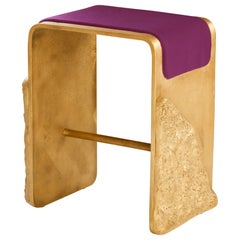 Tabouret haut de gamme en laiton moulé et tapisserie d'ameublement violette par Joana Teixeira