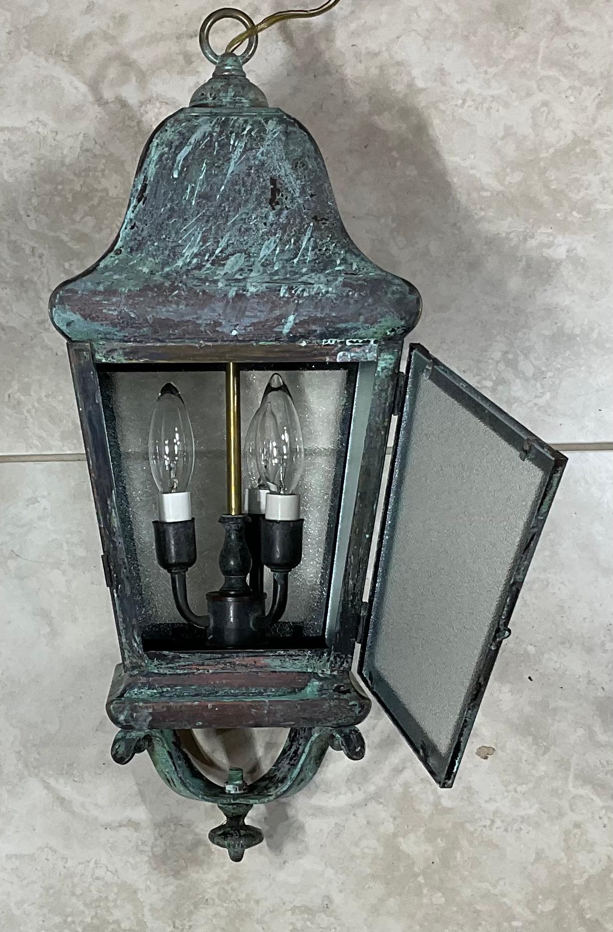 Elegante handgefertigte Laterne aus massivem Messing mit toller grüner Patina, vier Seiten aus Milchglas.
Elektrifiziert mit drei 40-Watt-Lampen, gut für feuchte Standorte, kann aber auch als dekorative Innenbeleuchtung verwendet werden.