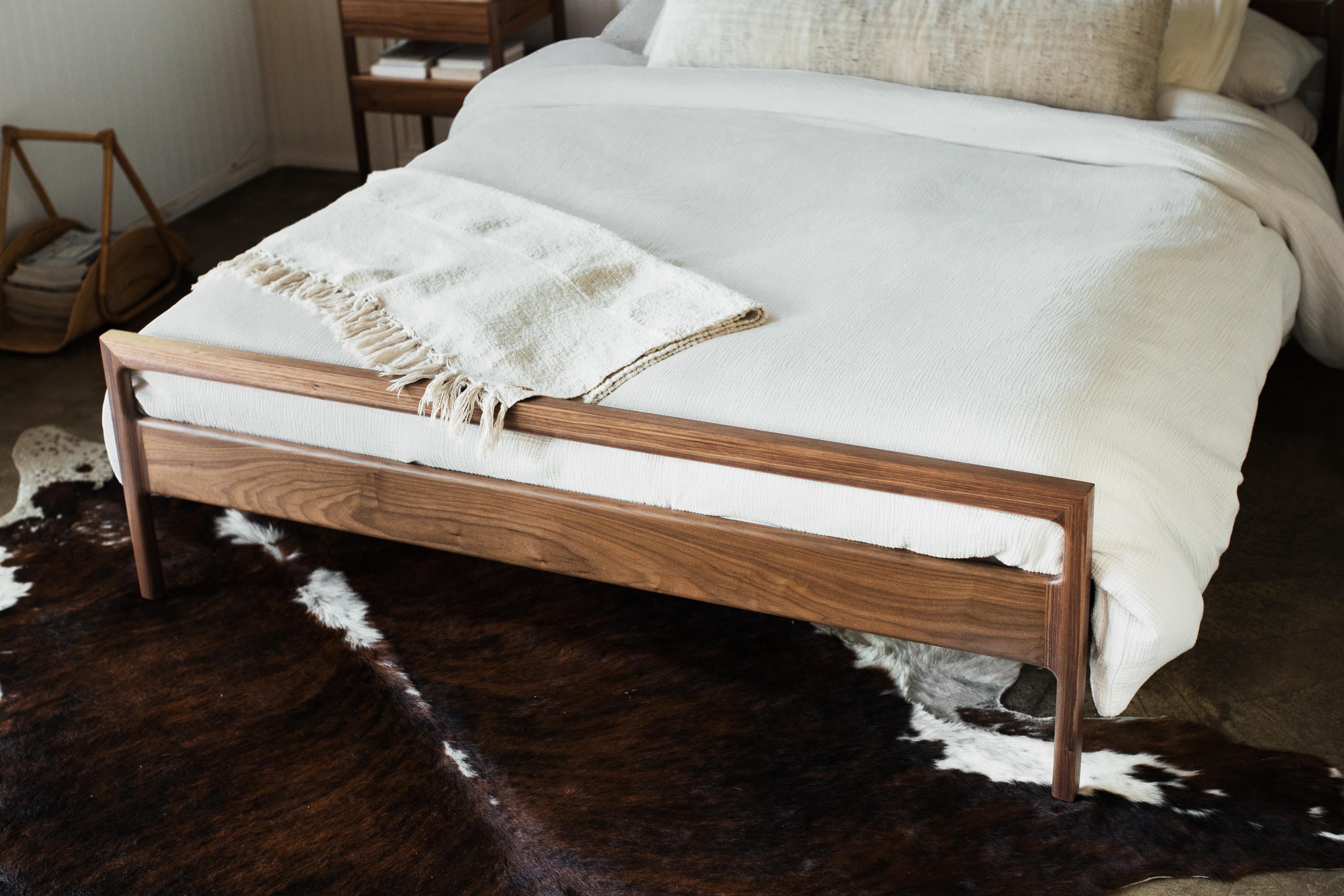 Handgefertigtes Queen-Bett aus Nussbaumholz LAMEL im Angebot 4