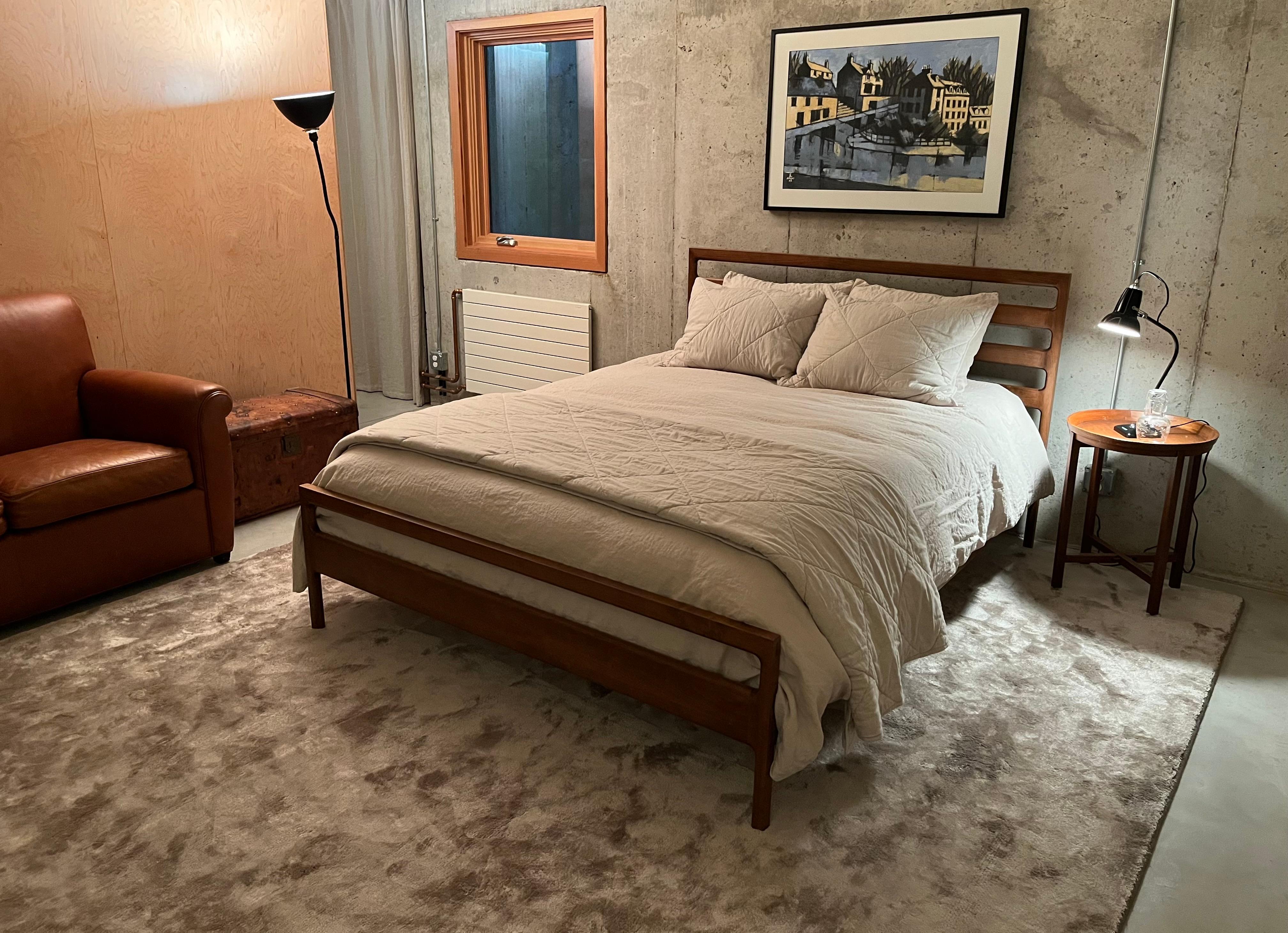 Handgefertigtes Queen-Bett aus Nussbaumholz LAMEL im Angebot 7