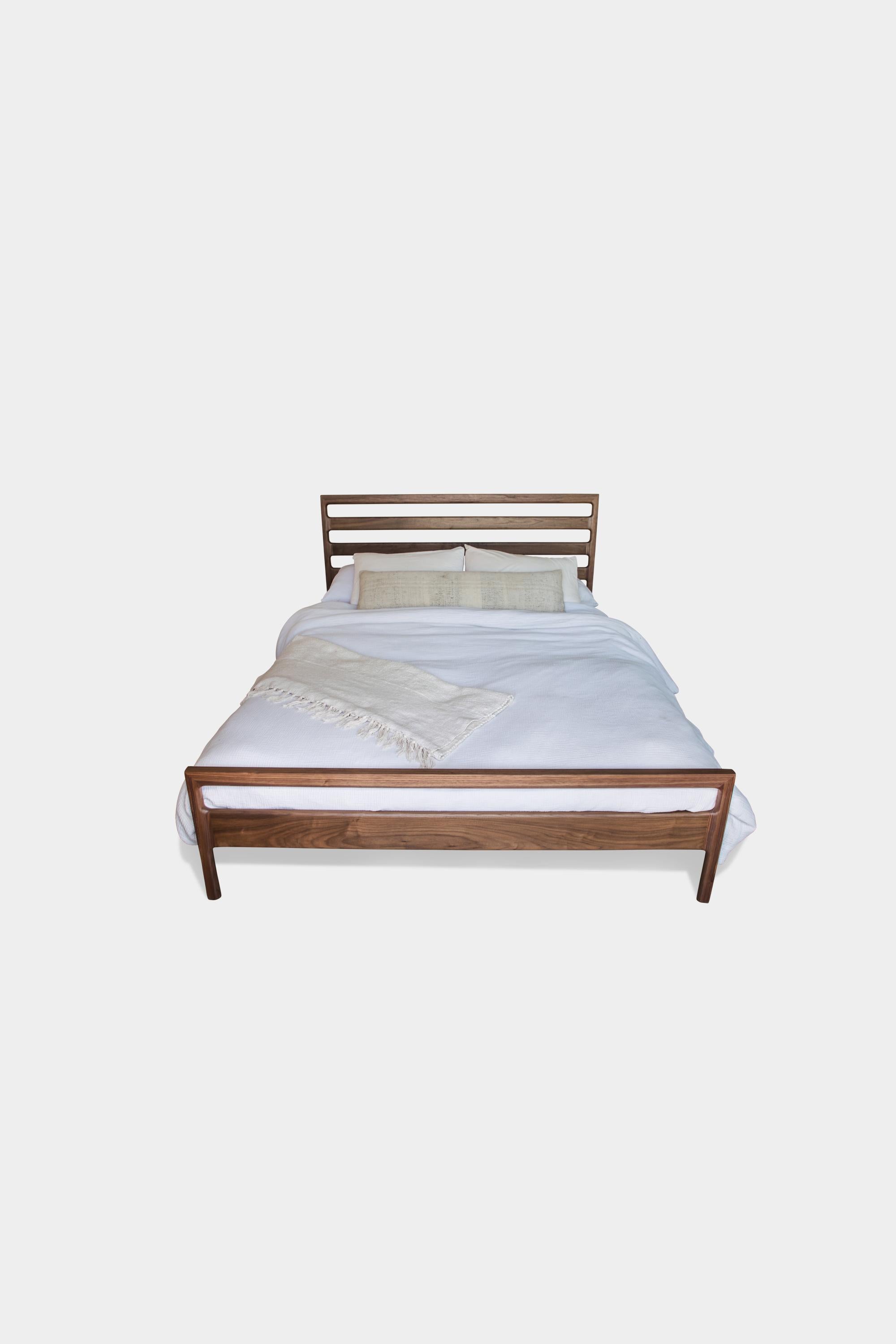 Handgefertigtes Queen-Bett aus Nussbaumholz LAMEL (Moderne der Mitte des Jahrhunderts) im Angebot