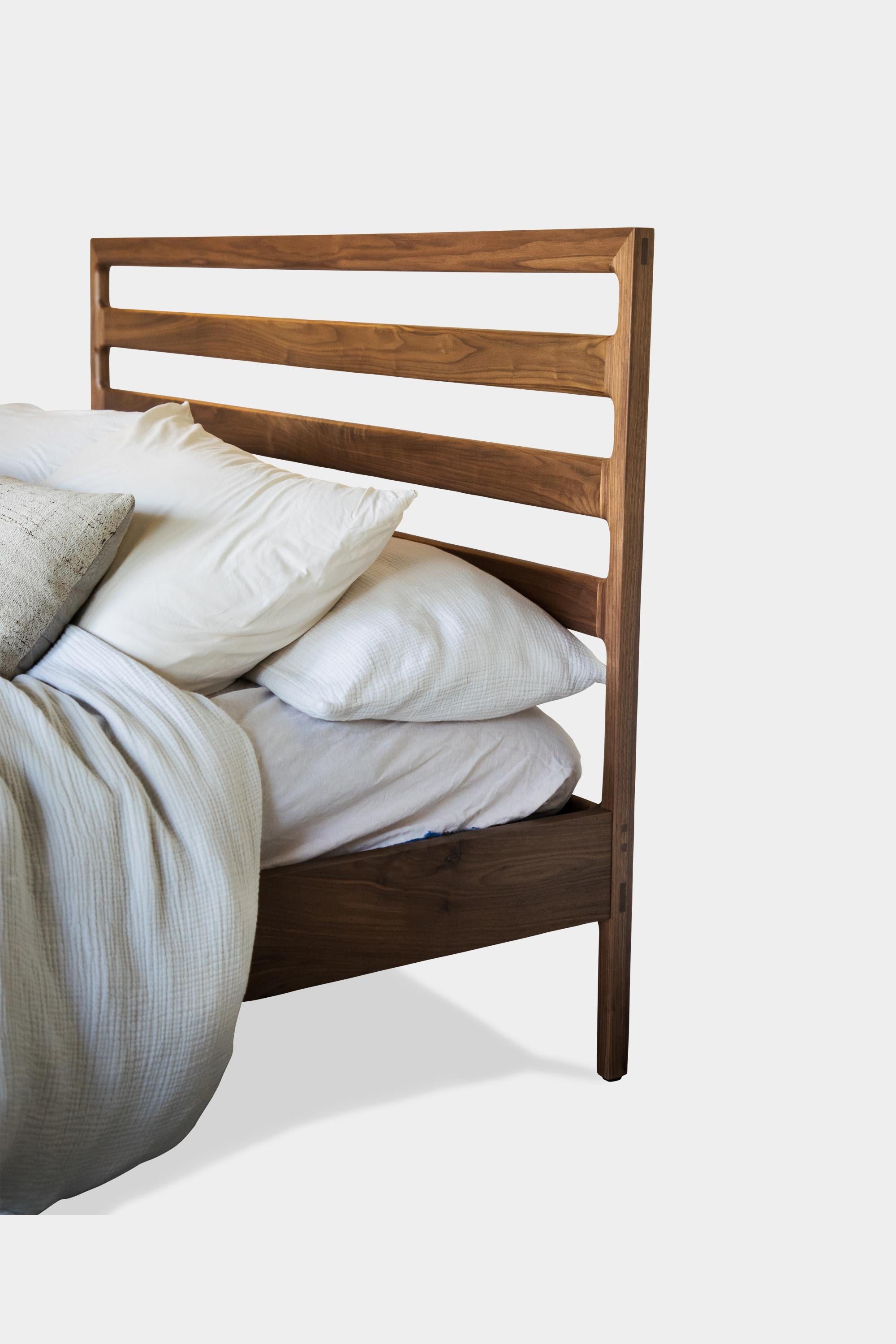 Handgefertigtes Queen-Bett aus Nussbaumholz LAMEL (amerikanisch) im Angebot