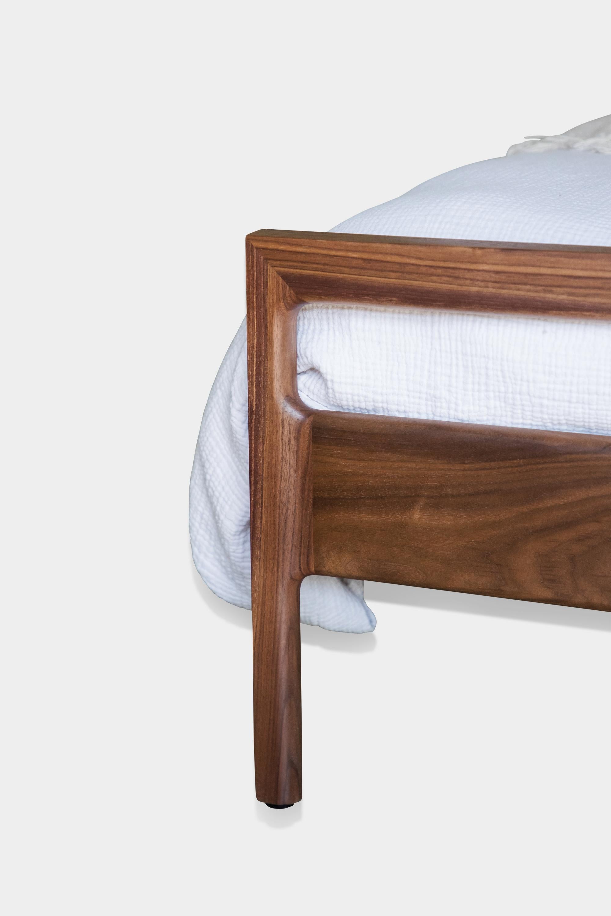 Handgefertigtes Queen-Bett aus Nussbaumholz LAMEL im Zustand „Neu“ im Angebot in North Hollywood, CA