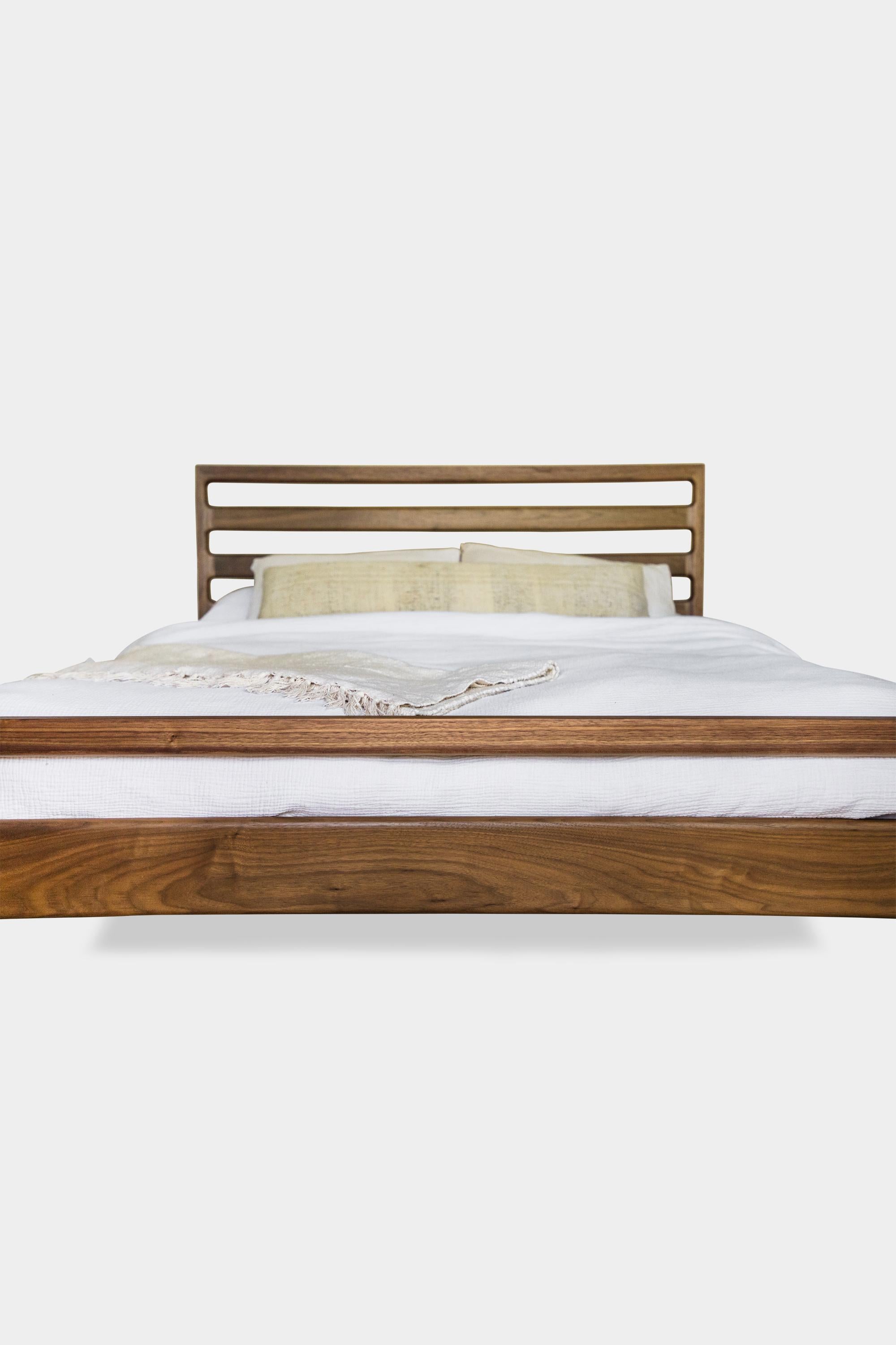 Handgefertigtes Queen-Bett aus Nussbaumholz LAMEL (21. Jahrhundert und zeitgenössisch) im Angebot