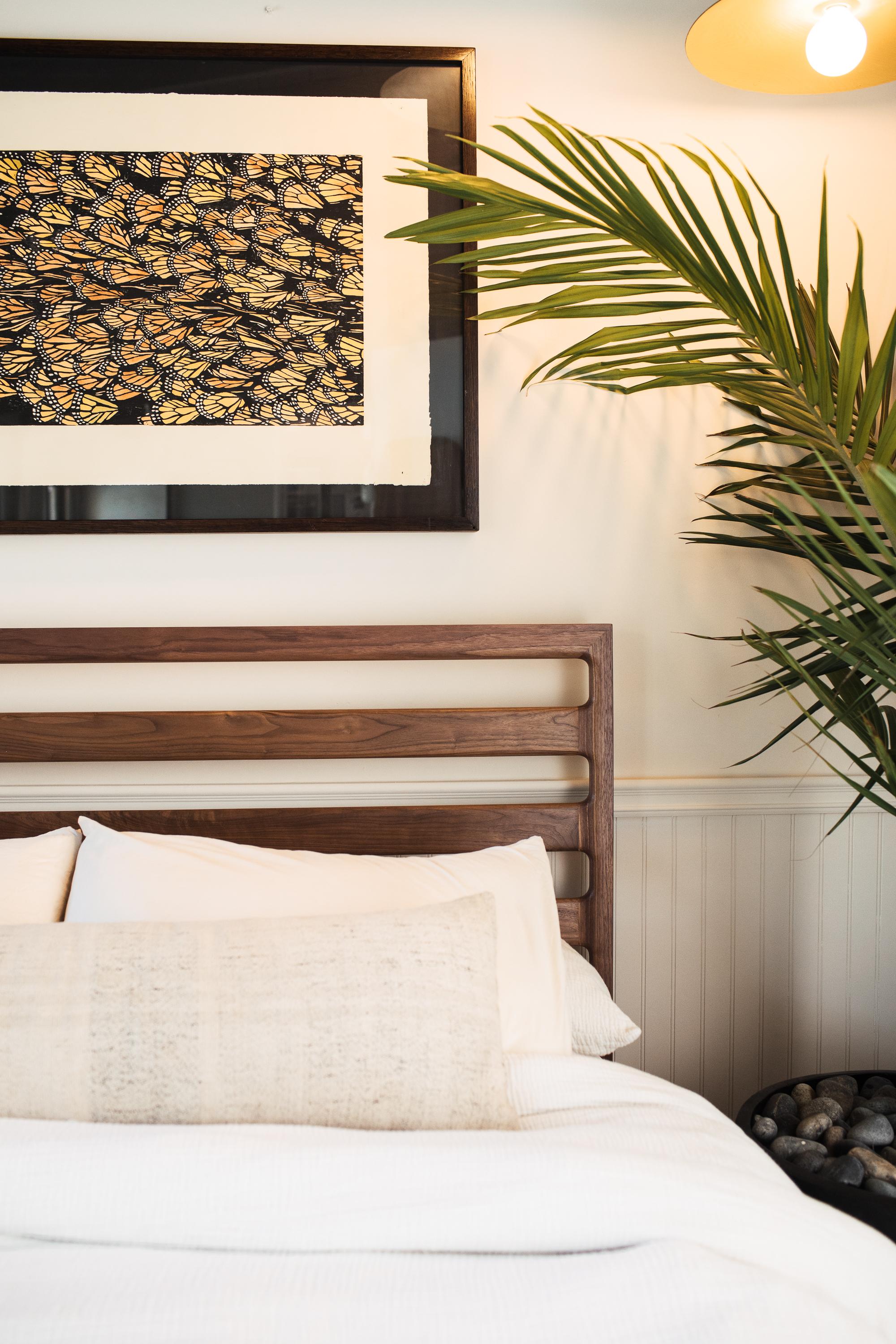 Handgefertigtes Queen-Bett aus Nussbaumholz LAMEL im Angebot 1