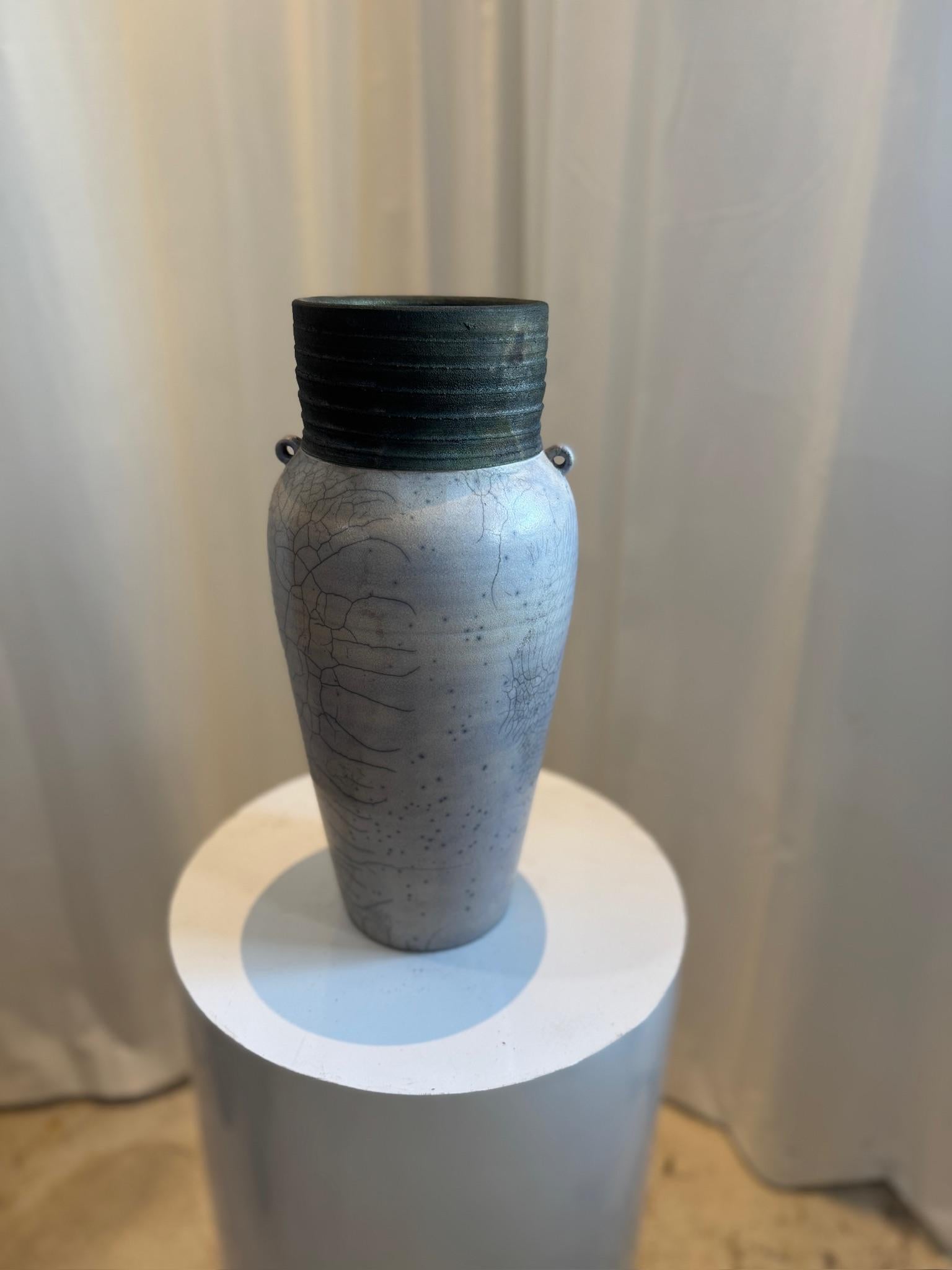 Vaso artigianale in ceramica Raku con smalto screziato e foro di drenaggio In condizioni buone in vendita a West Hollywood, CA
