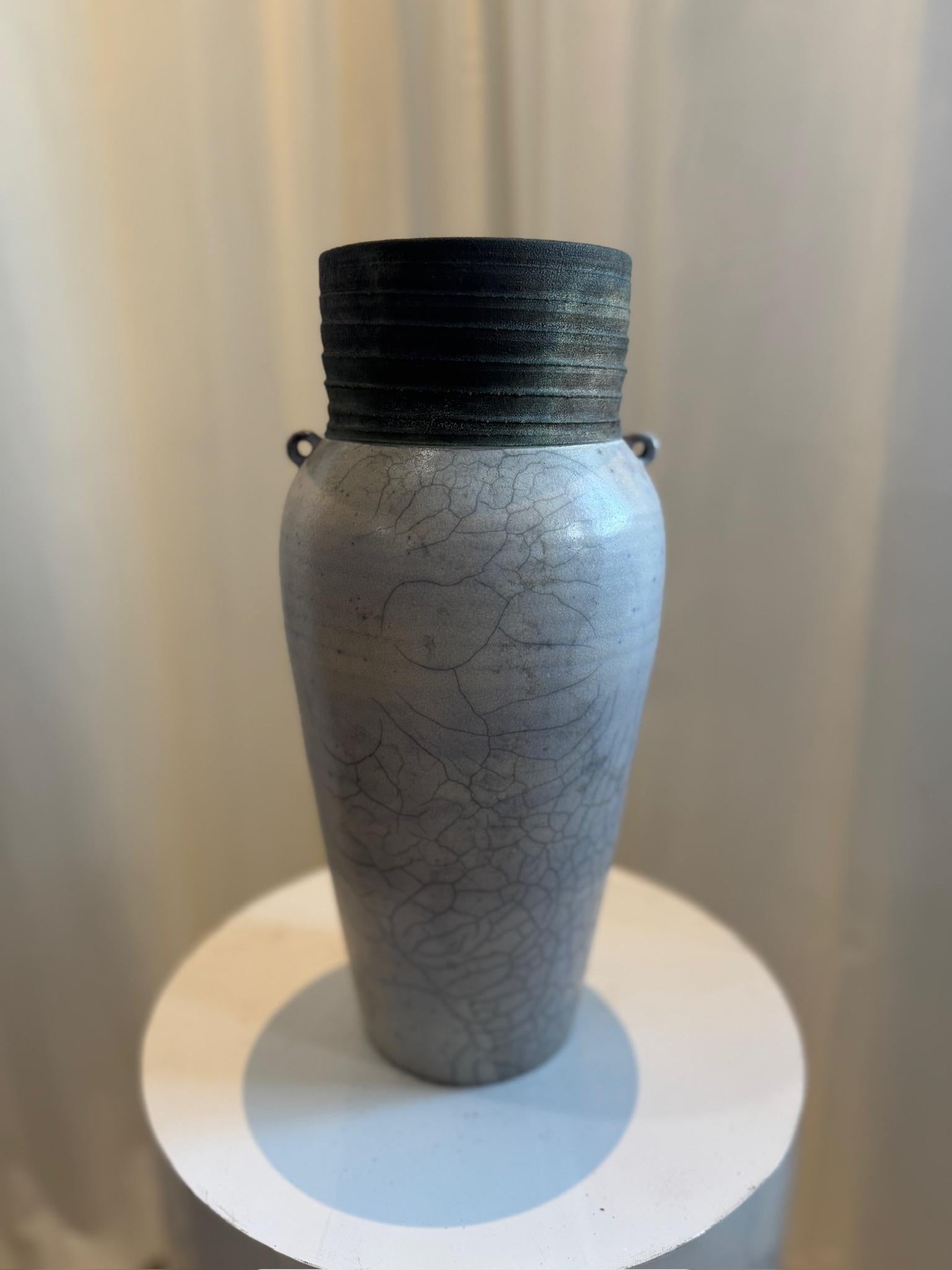 Ceramica Vaso artigianale in ceramica Raku con smalto screziato e foro di drenaggio in vendita