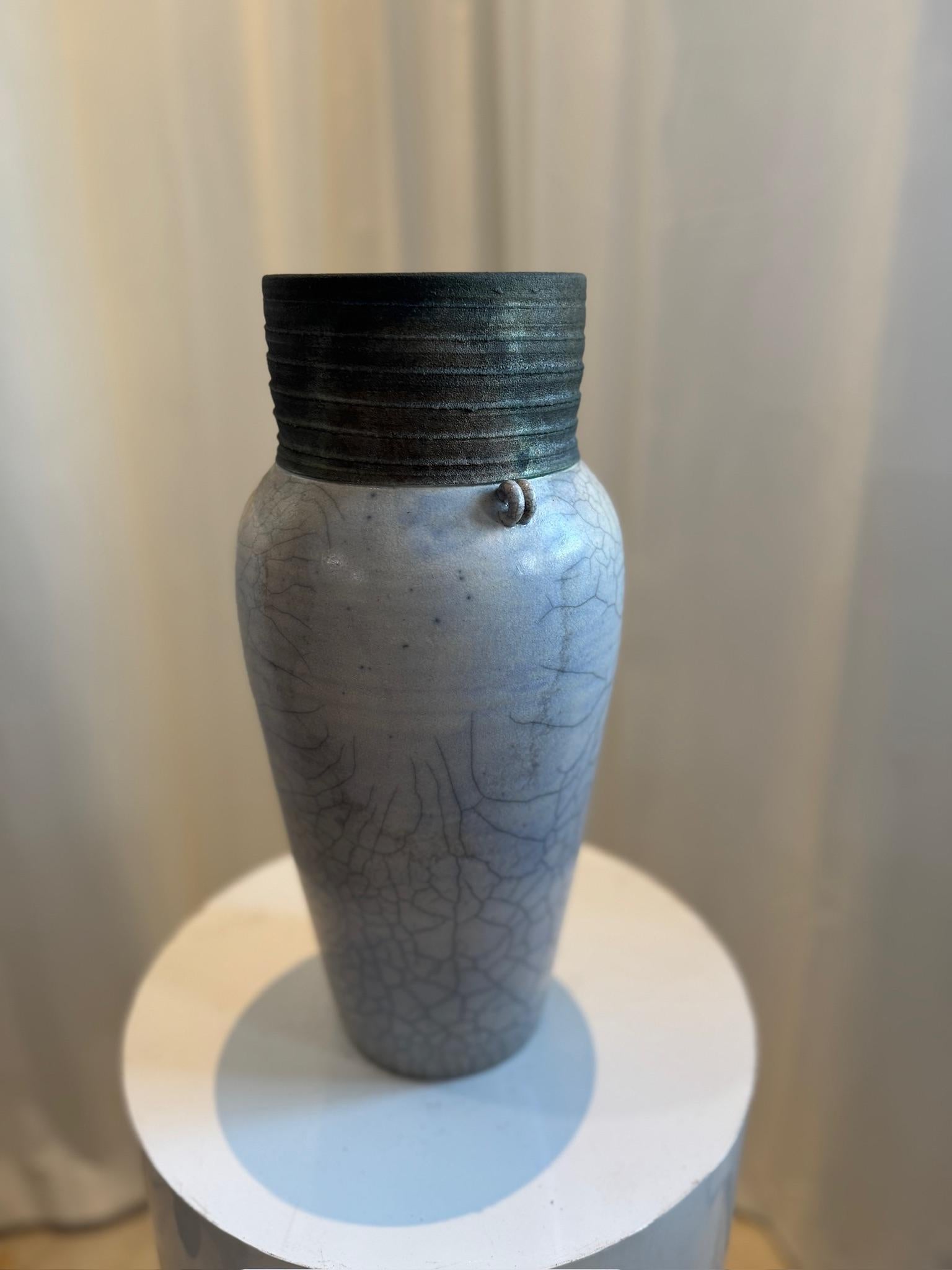 Vaso artigianale in ceramica Raku con smalto screziato e foro di drenaggio in vendita 1