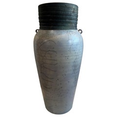 Jarrón Artesanal de Cerámica Raku con Esmalte Craquelado y Agujero de Drenaje