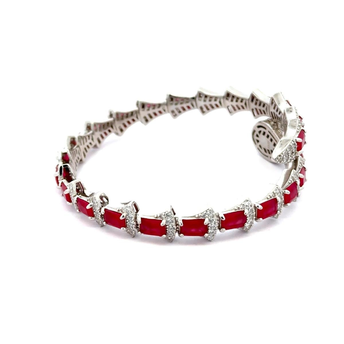 Serpente con zirconi rossi Bracciale artigianale in argento 925 Gioielli per animali In condizioni Nuovo in vendita a New York, NY