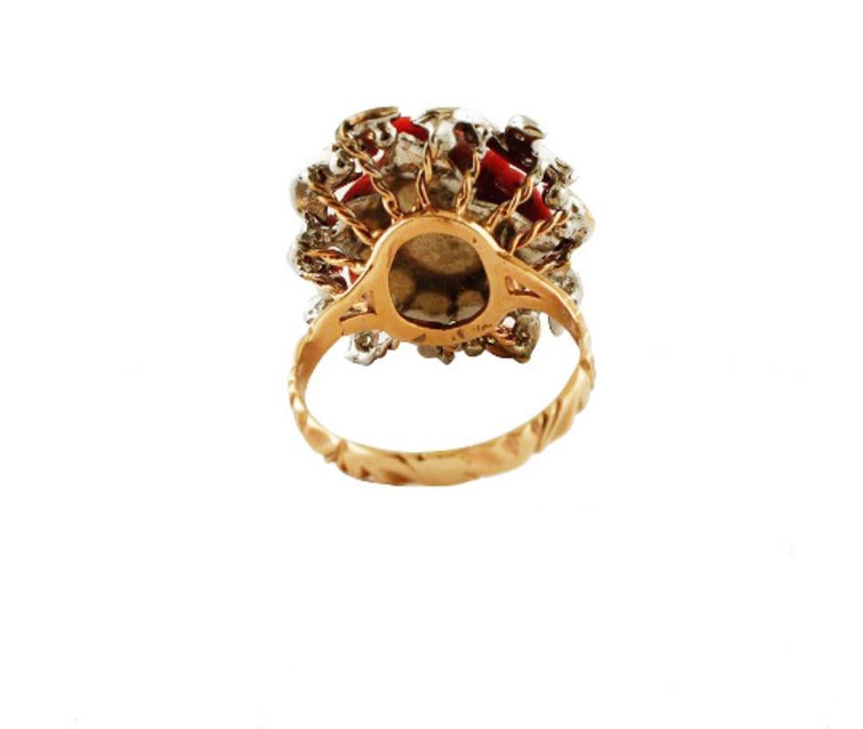 Taille ronde Bague rétro fabriquée à la main, fleur de corail, diamants, perle, rose et or blanc en vente