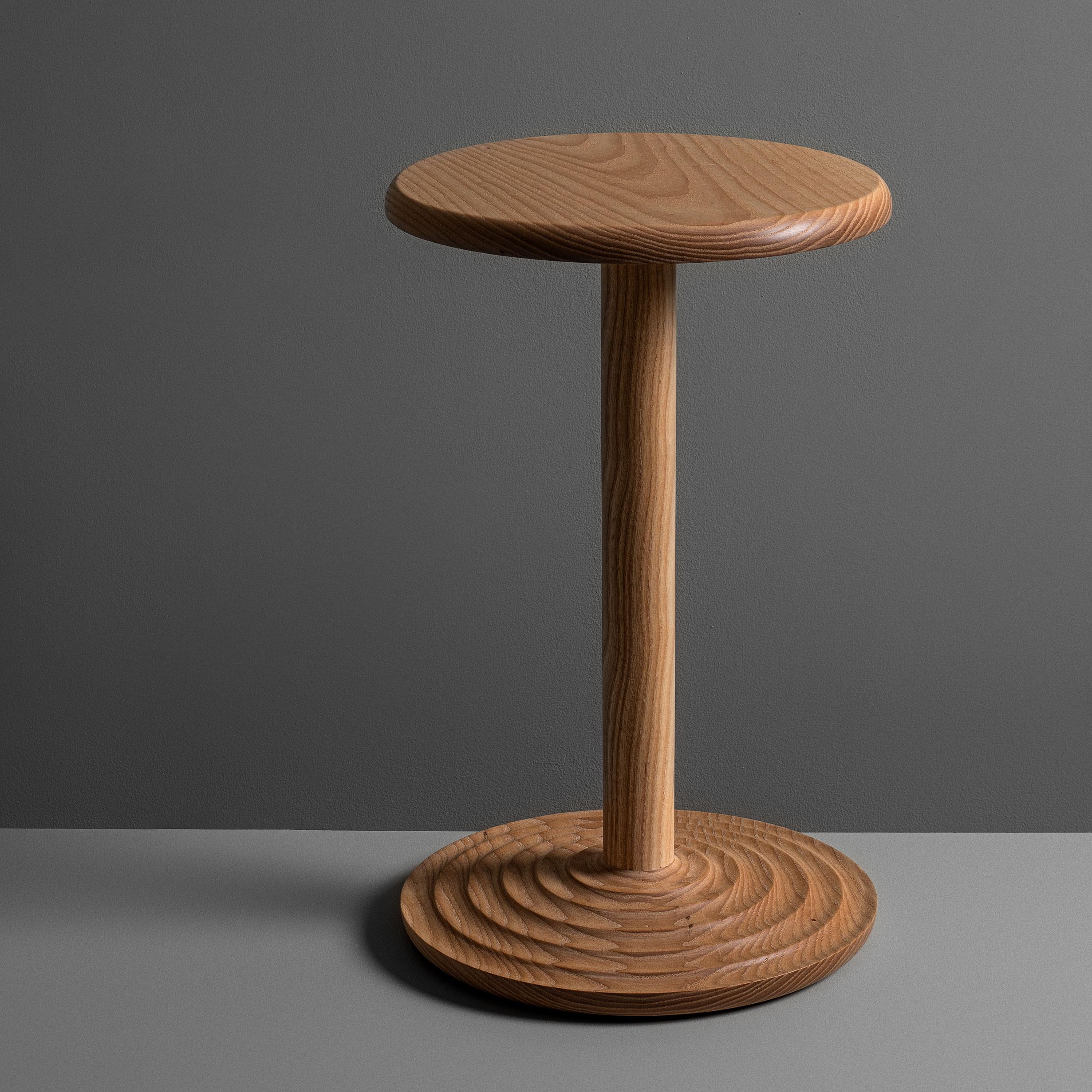 Anglais Table d'appoint tournée à la main en vente