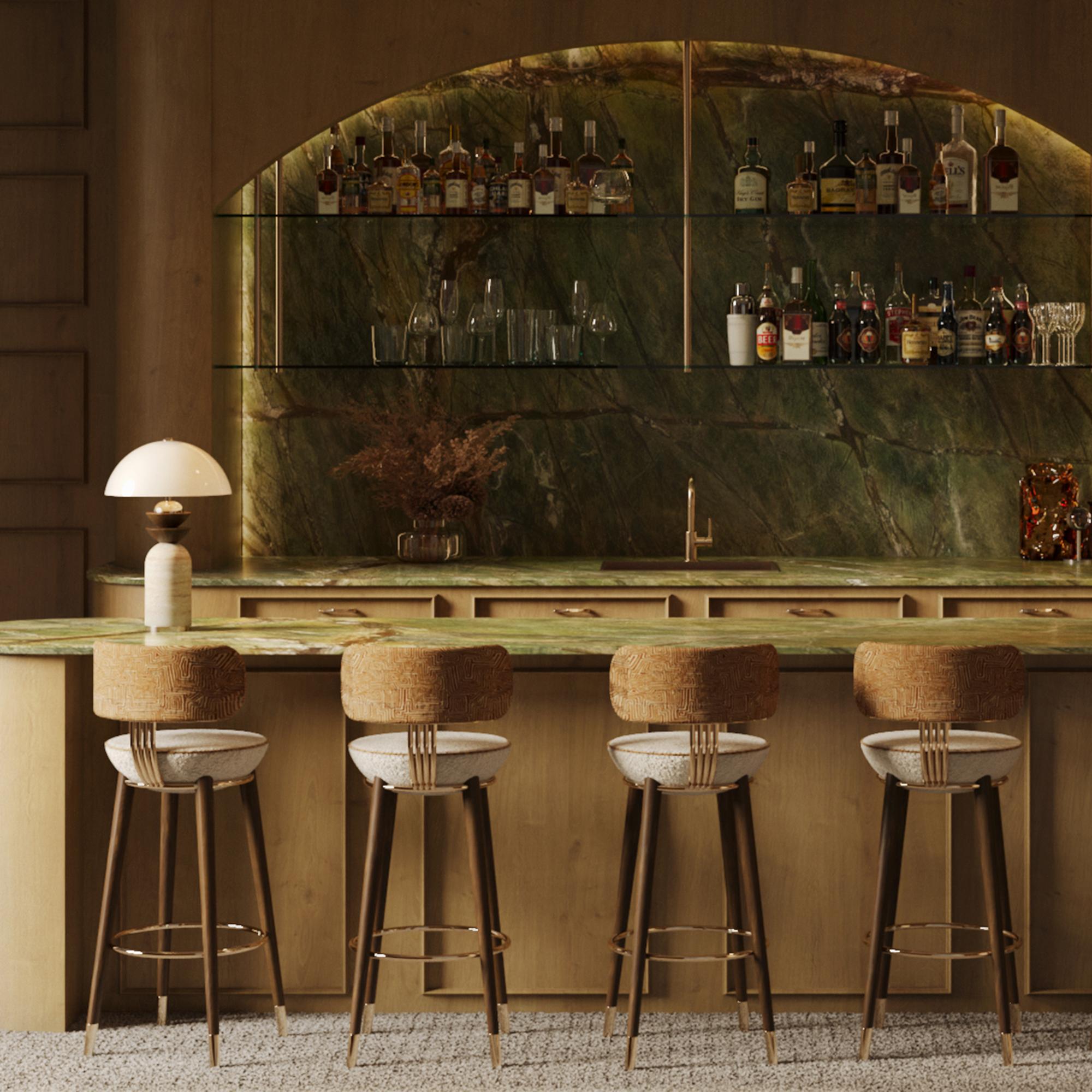 La sedia da bar Rondi di Nolita Harbour è un perfetto equilibrio tra eleganza e comfort. Progettato con una struttura liscia in legno di noce, presenta una seduta e uno schienale imbottiti in una tonalità beige senza tempo. I sottili accenti in