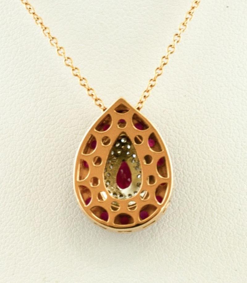 Handgefertigte Halskette aus Roségold mit tropfenförmigem Anhänger aus Diamanten und Rubinen (Retro) im Angebot