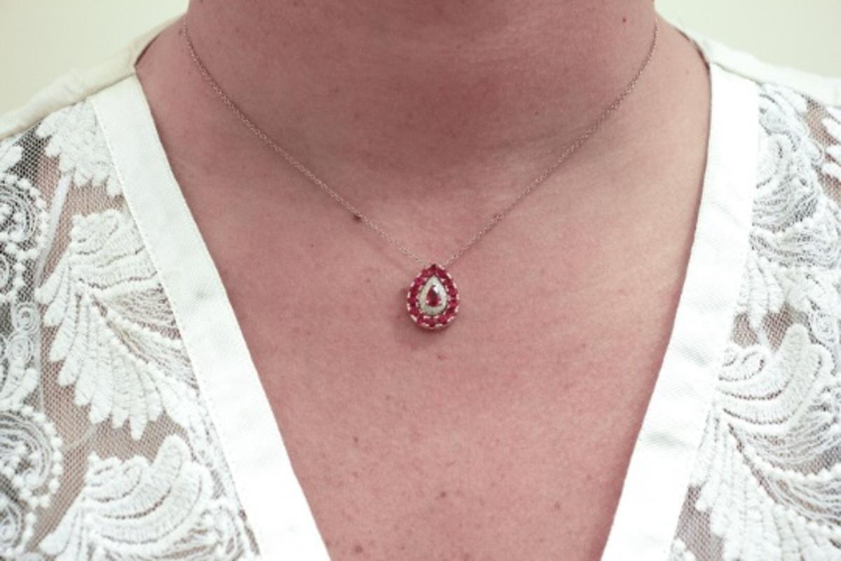 Collier artisanal en or rose avec pendentif goutte de diamants et rubis Bon état - En vente à Marcianise, Marcianise (CE)