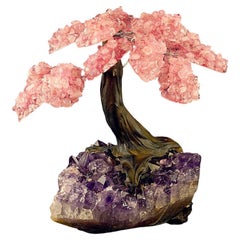 Scultura artigianale a forma di albero con pietre preziose di quarzo rosa su base di ametista proveniente dal Brasile