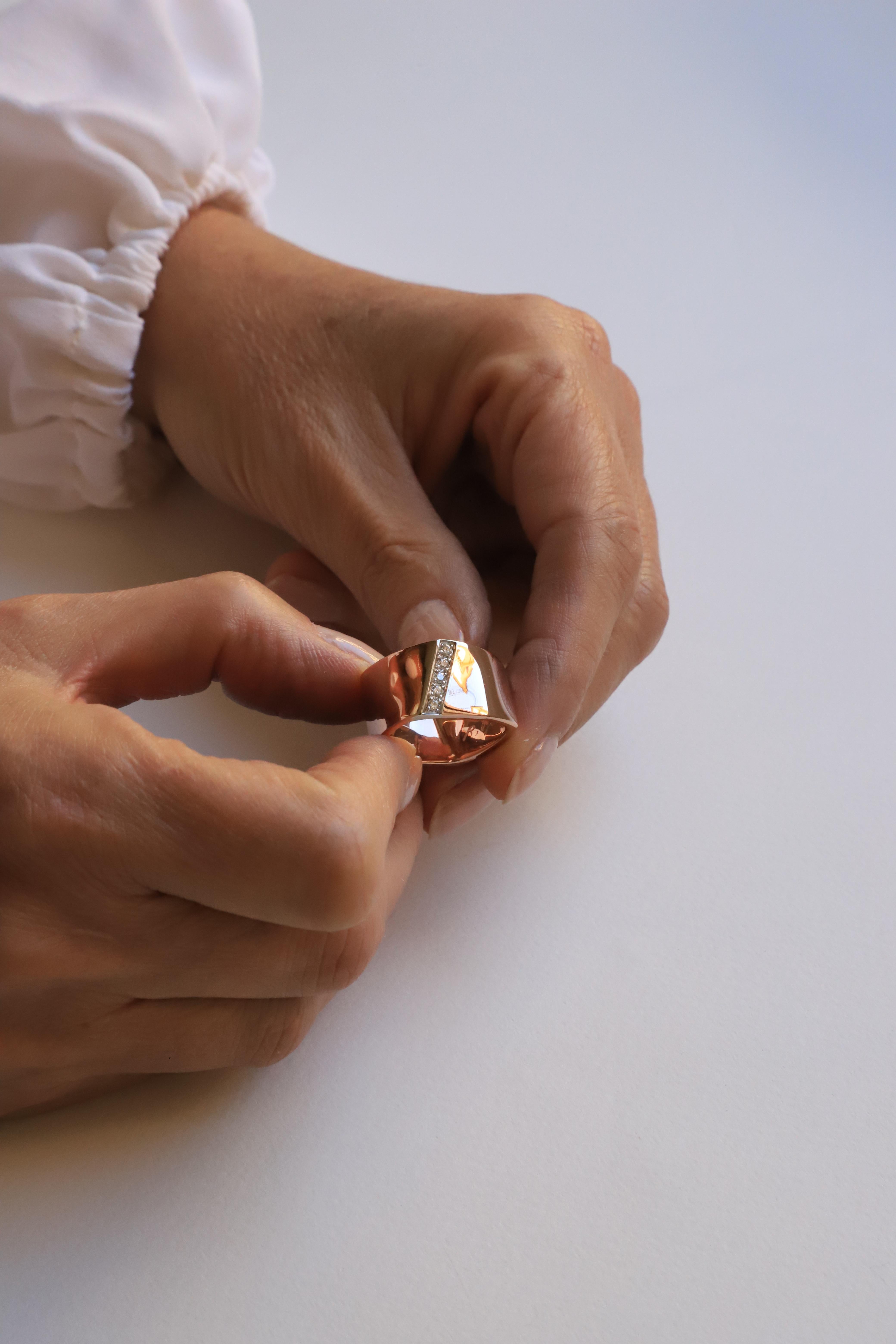 Handgefertigter Cocktailring aus Rosgold mit 0,20 Karat weien Diamanten im Design (Brillantschliff) im Angebot