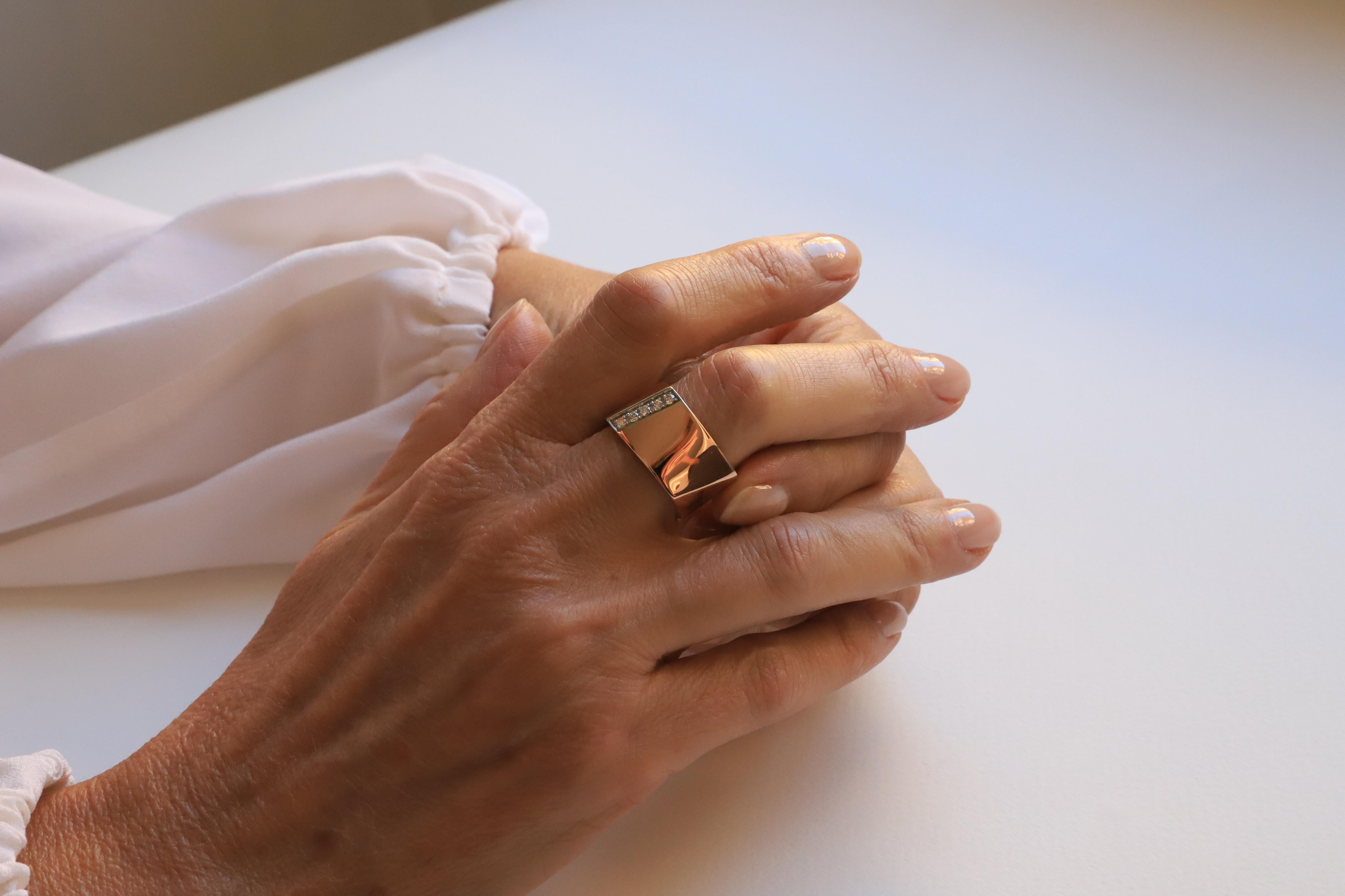 Moderner moderner Unisex-Design-Ring aus Roségold mit 0,20 Karat weißen Diamanten im Angebot 3