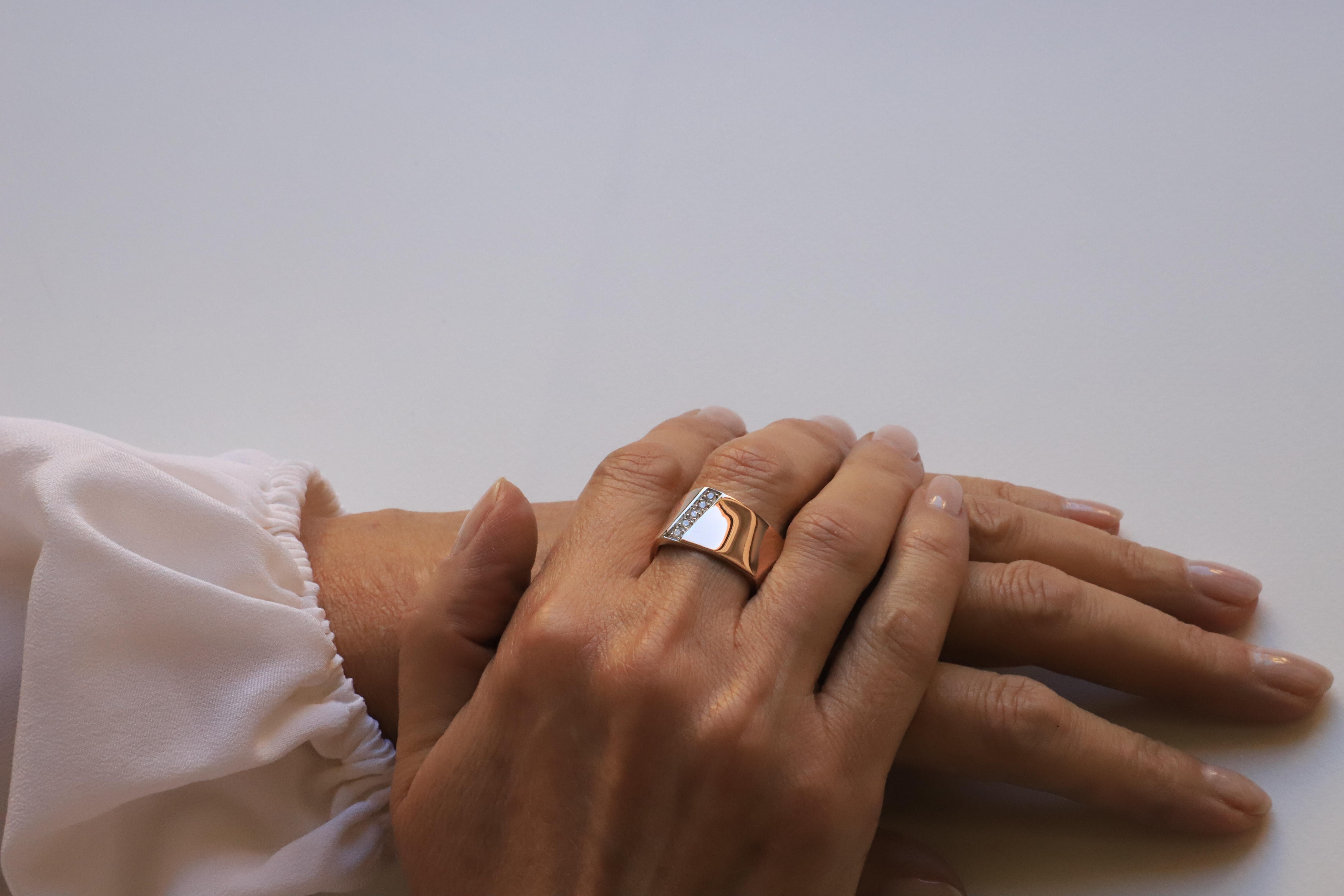 Moderner moderner Unisex-Design-Ring aus Roségold mit 0,20 Karat weißen Diamanten im Angebot 4
