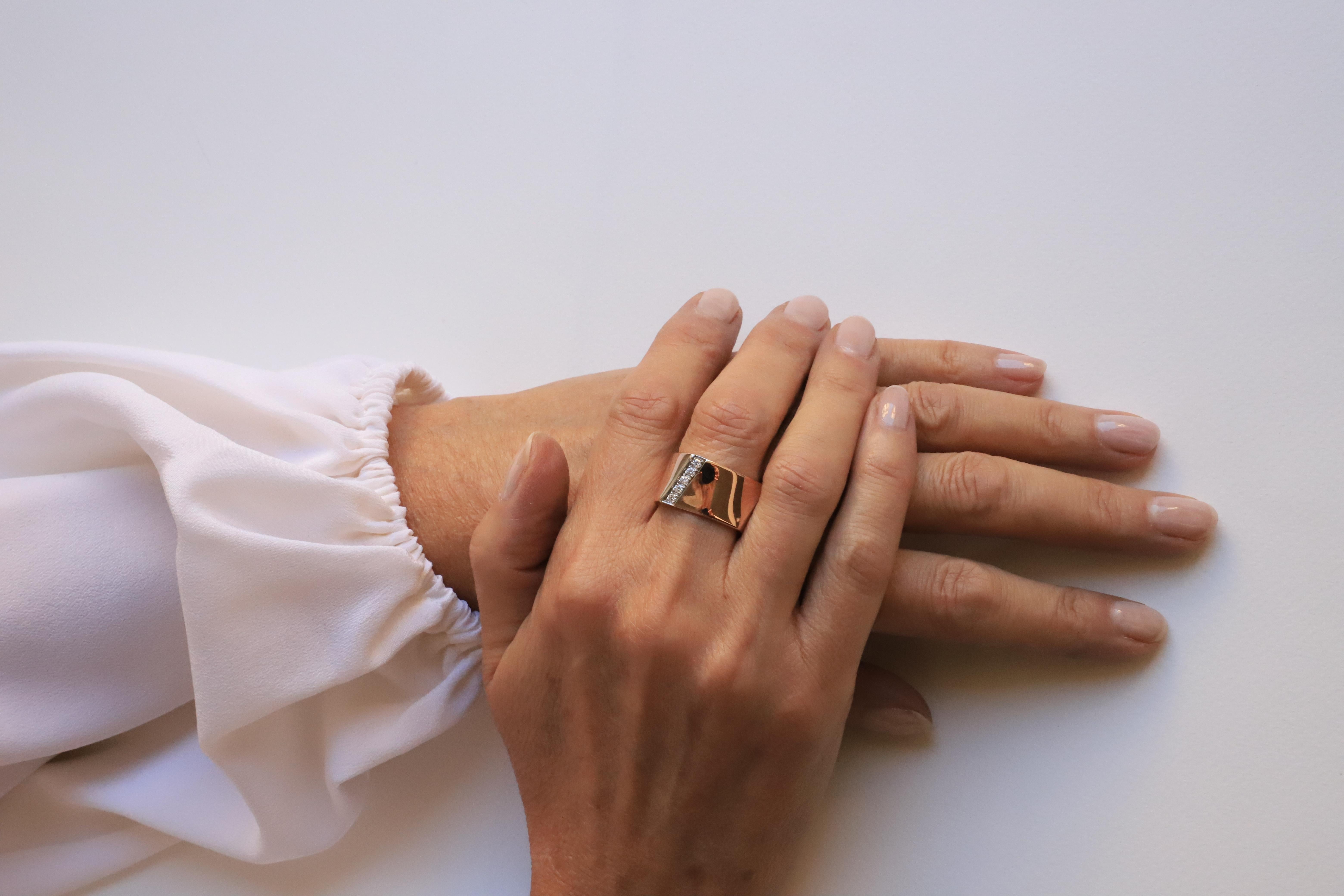 Moderner moderner Unisex-Design-Ring aus Roségold mit 0,20 Karat weißen Diamanten im Angebot 5