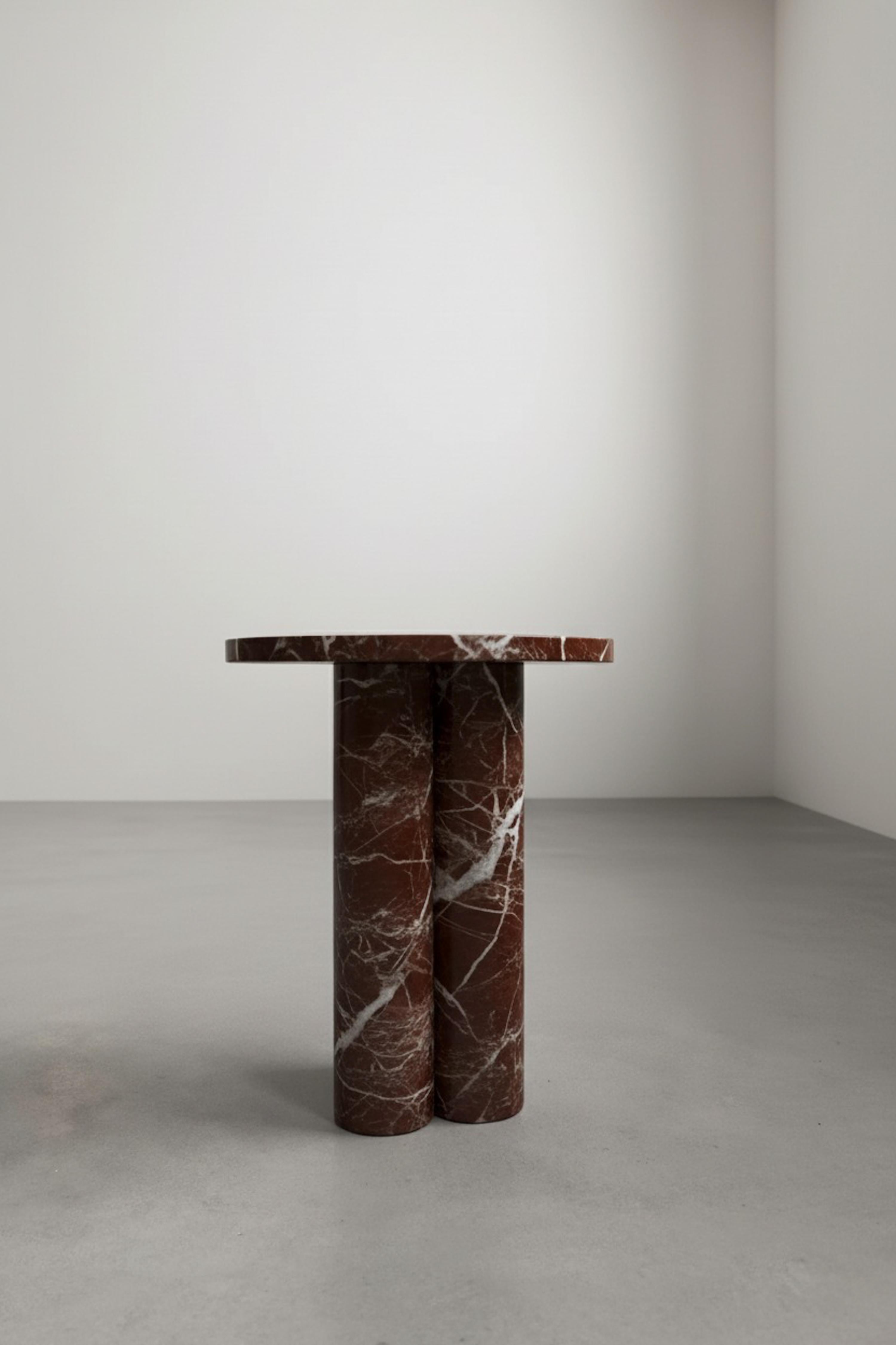 Esta mesa de centro de mármol Rosso Levanto, una pieza única con calidad de galería, captura la esencia del arte italiano y el diseño moderno atemporal. Procedente de las canteras históricas de Italia, el mármol Rosso Levanto es famoso por sus