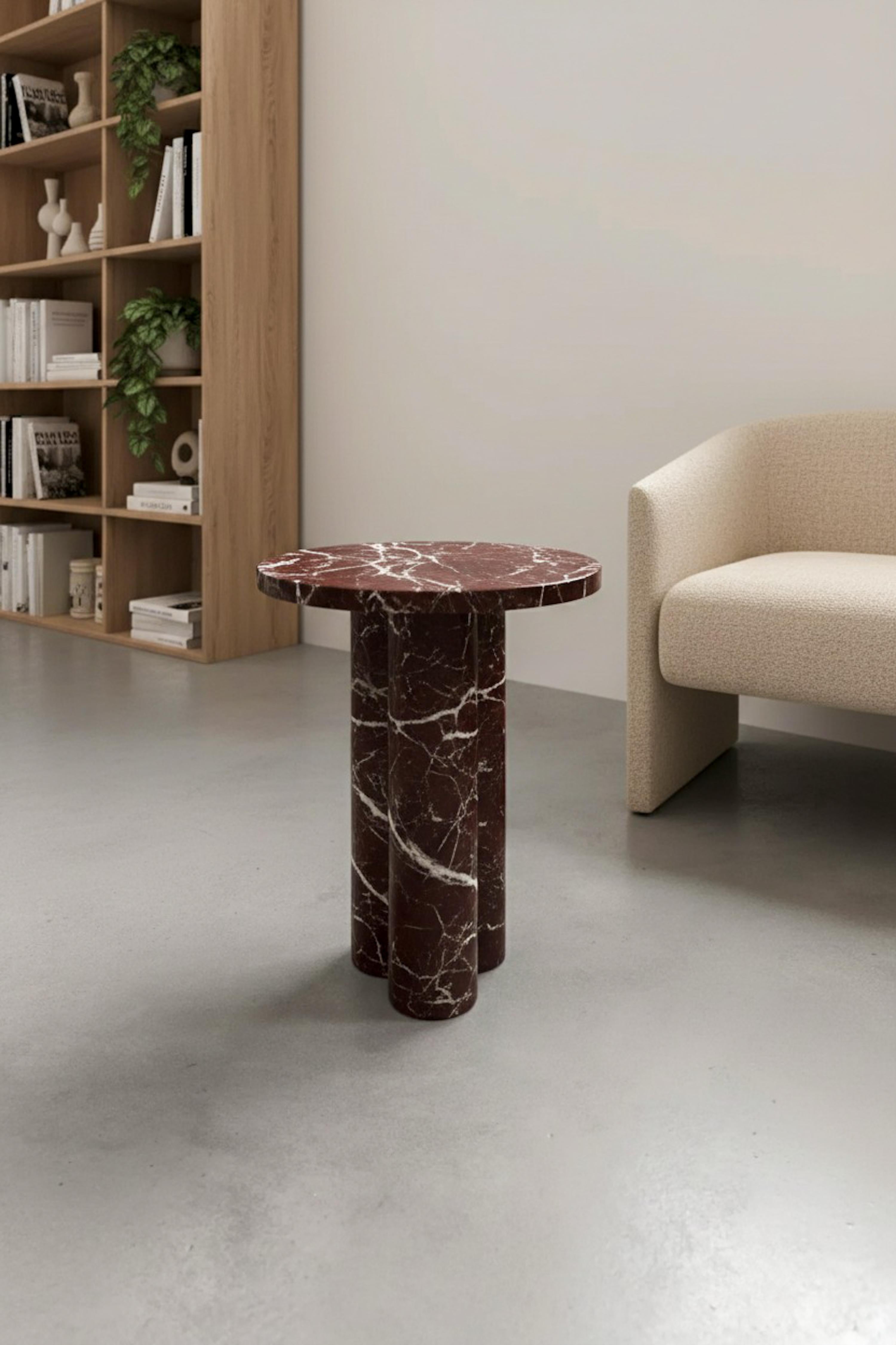 Mesa de centro redonda de mármol Rosso Levanto hecha a mano, mesa auxiliar italiana de piedra roja Tallado a mano en venta
