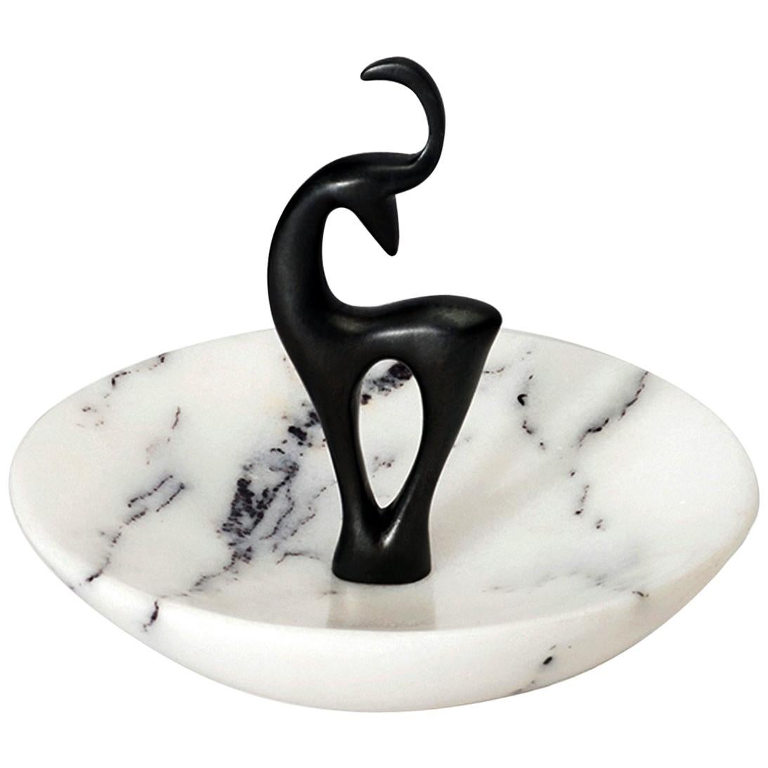 Plaque de marbre artisanale "Hyades" Poignée en laiton en forme de cerf par Anaktae