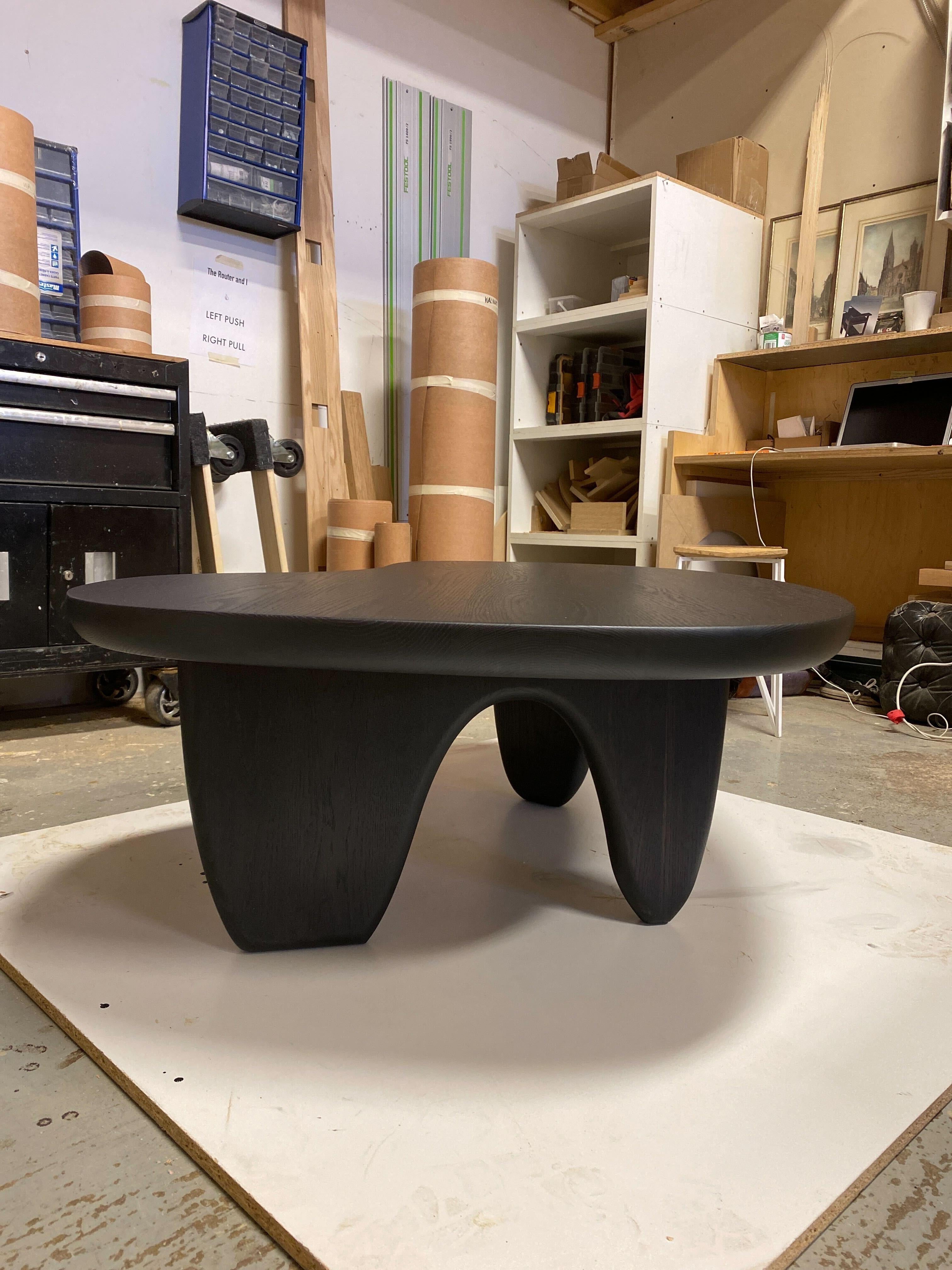 Notre table Rowan en chêne noirci massif est une table basse ou centrale très fonctionnelle qui équilibre et imprègne la puissance et l'élégance. Notre pièce de collection standard mesure 60 