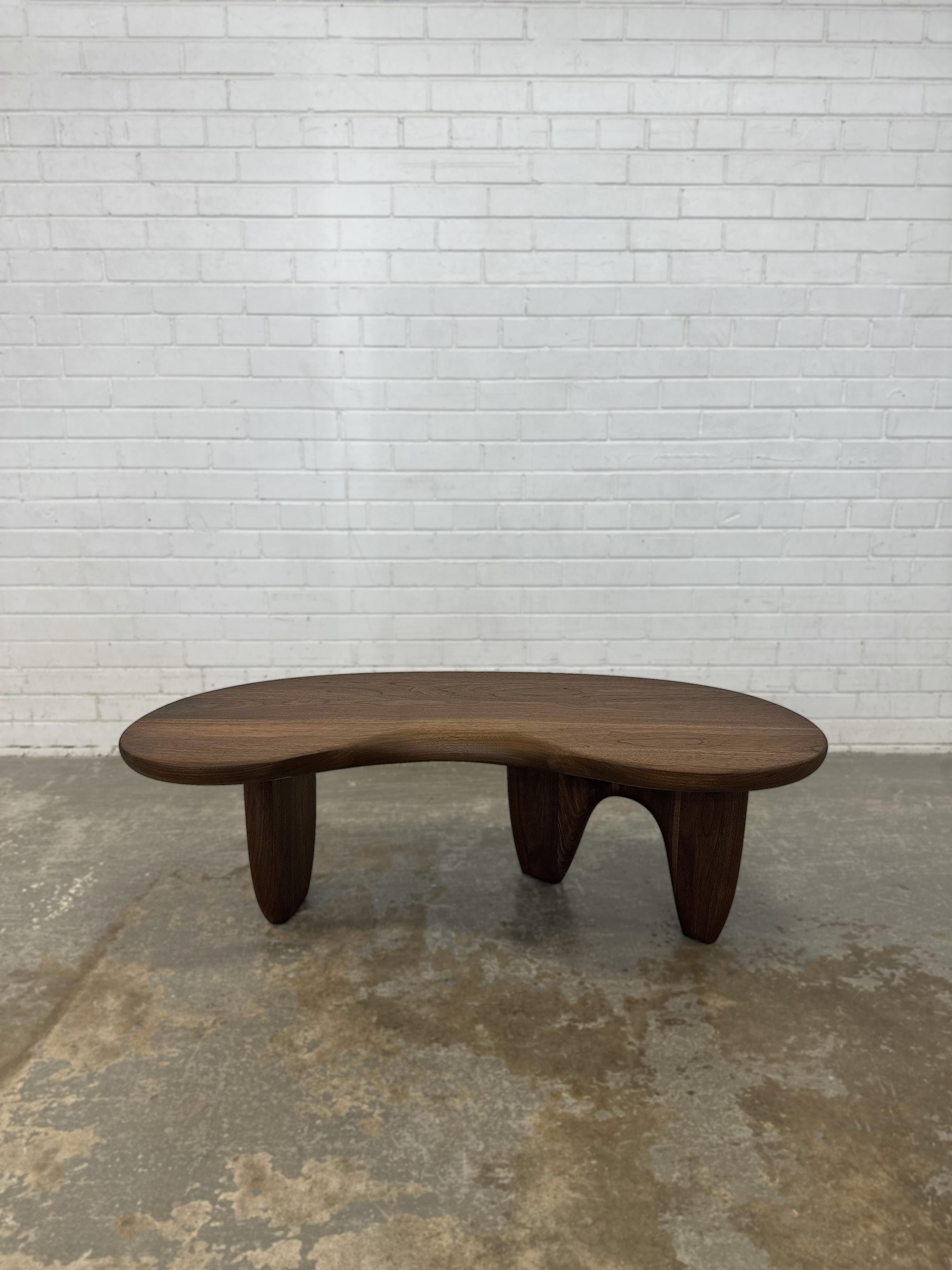 Notre table Rowan en noyer foncé massif est une table basse ou centrale très fonctionnelle qui équilibre et imprègne la puissance et l'élégance. Notre pièce de collection standard mesure 46 