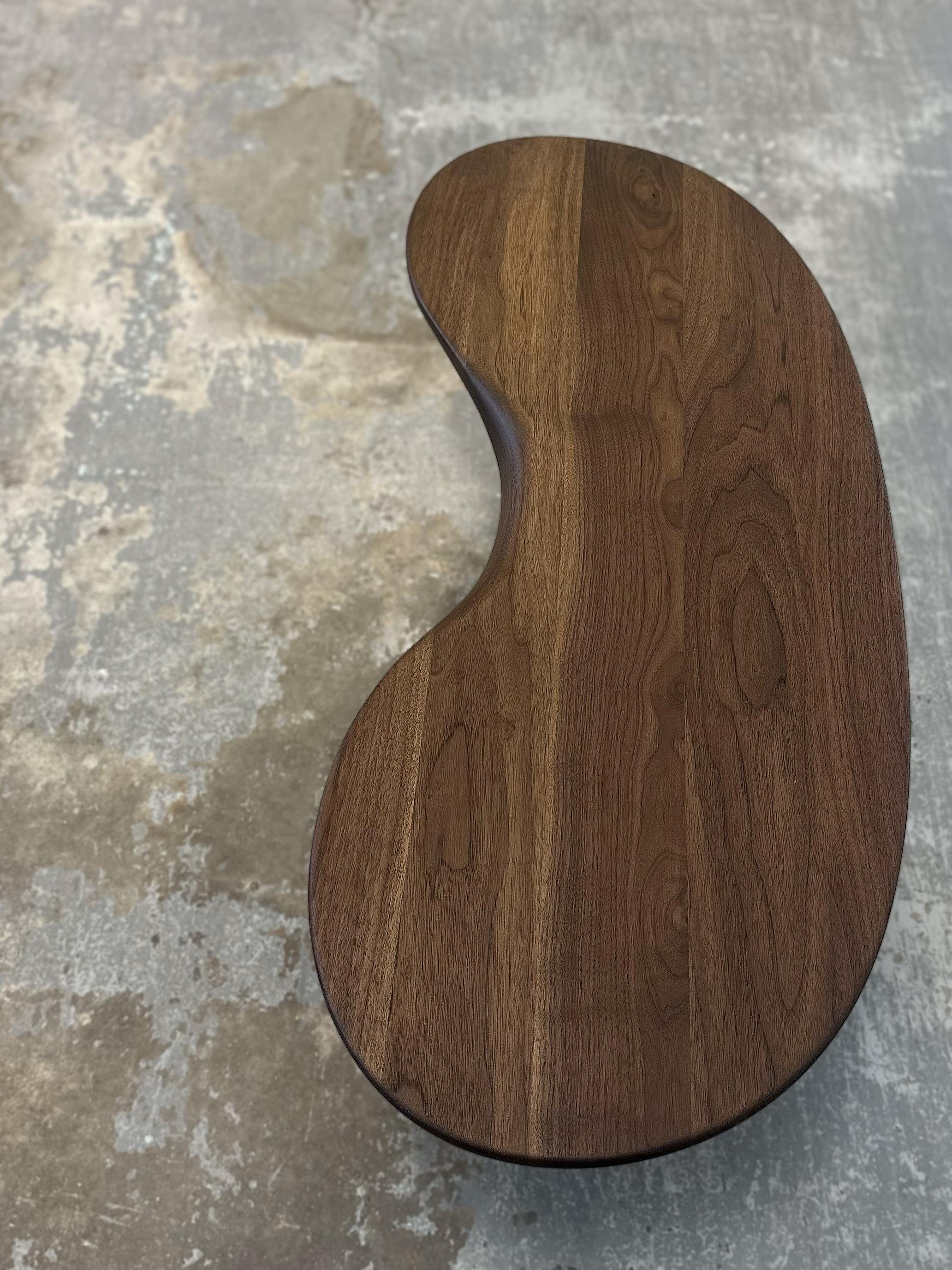 Organique Table basse Rowan en noyer massif foncé, fabriquée à la main par Mary Ratcliffe Studio en vente