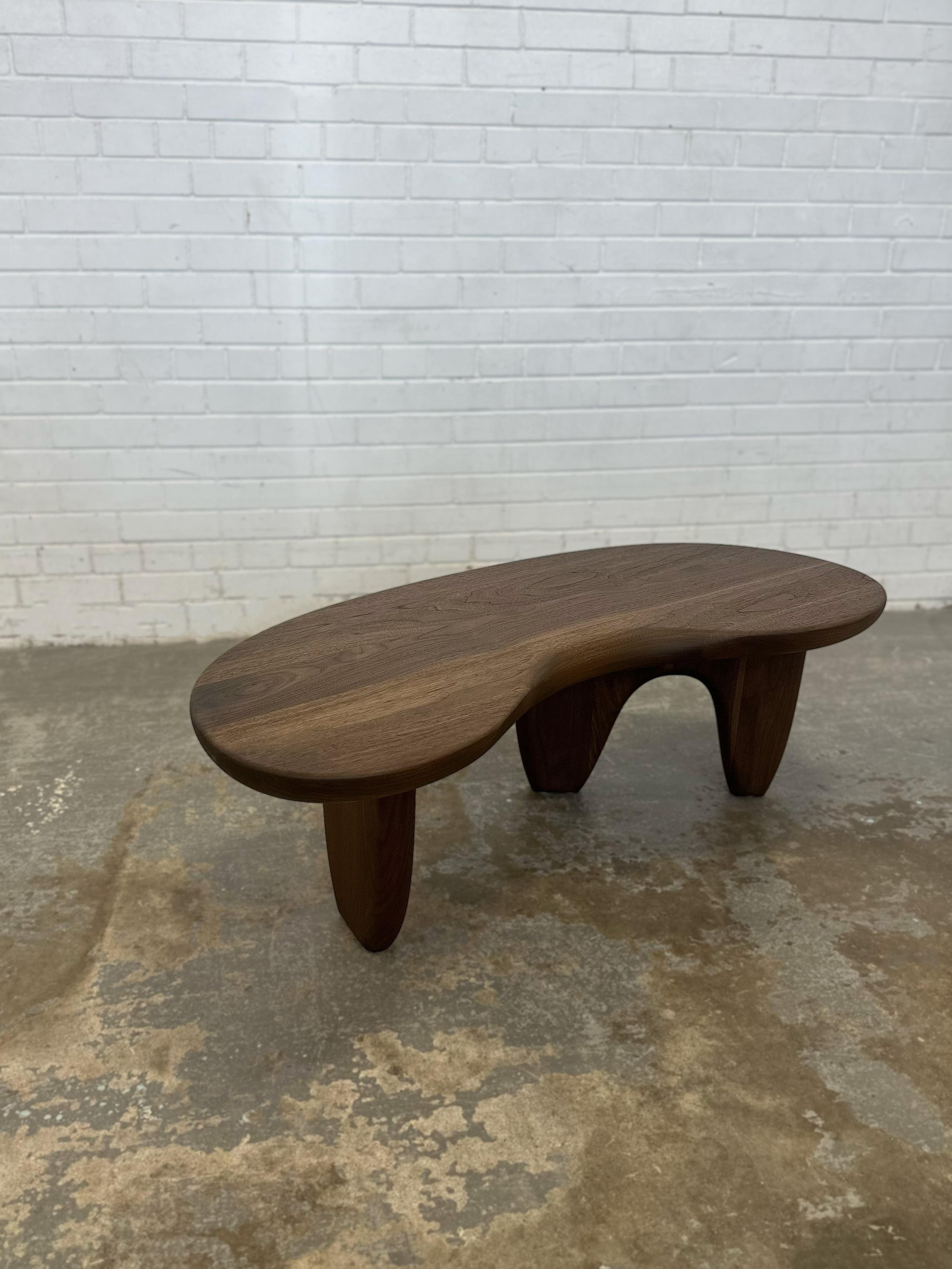 Canadien Table basse Rowan en noyer massif foncé, fabriquée à la main par Mary Ratcliffe Studio en vente