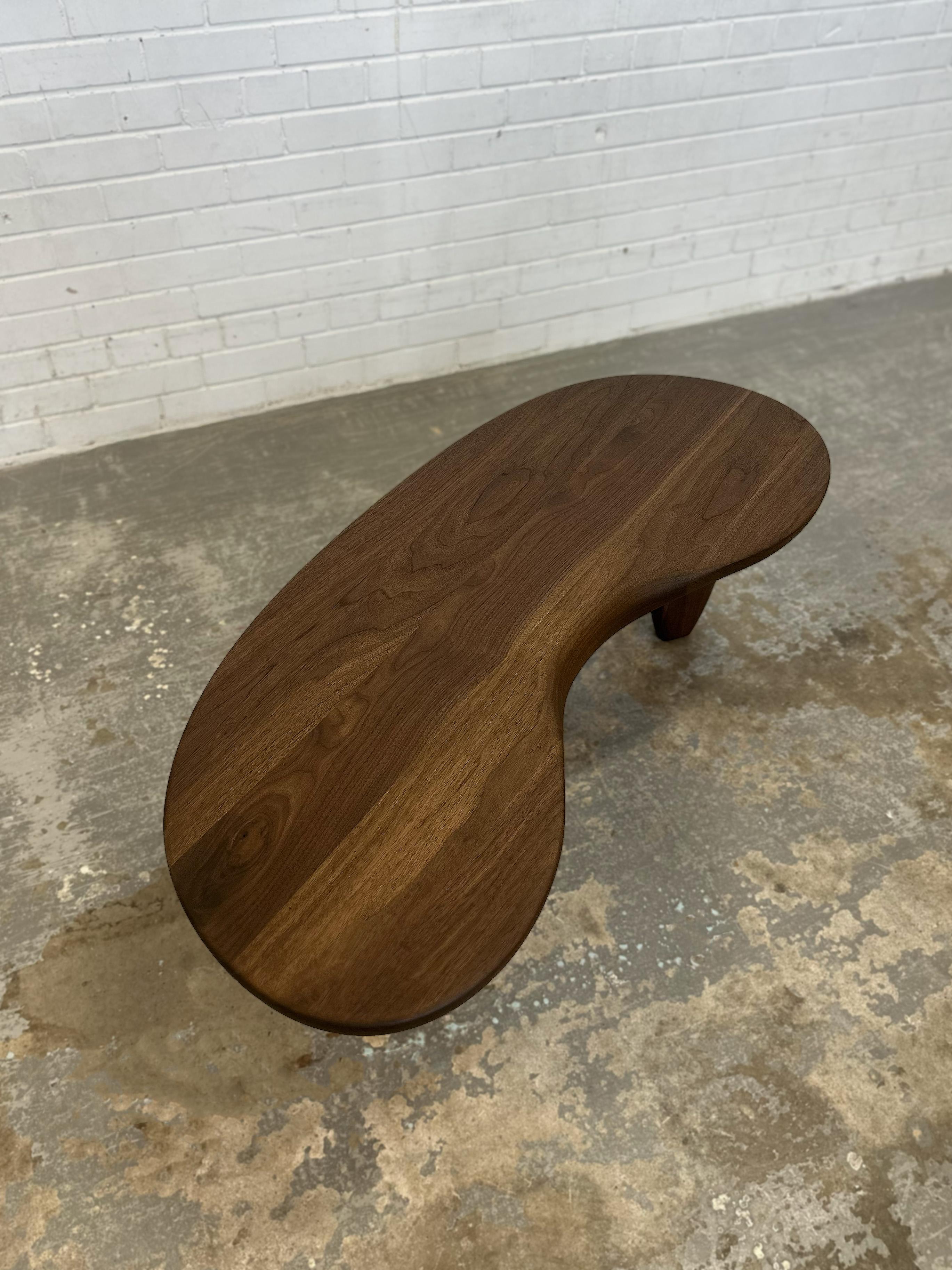 Fait main Table basse Rowan en noyer massif foncé, fabriquée à la main par Mary Ratcliffe Studio en vente