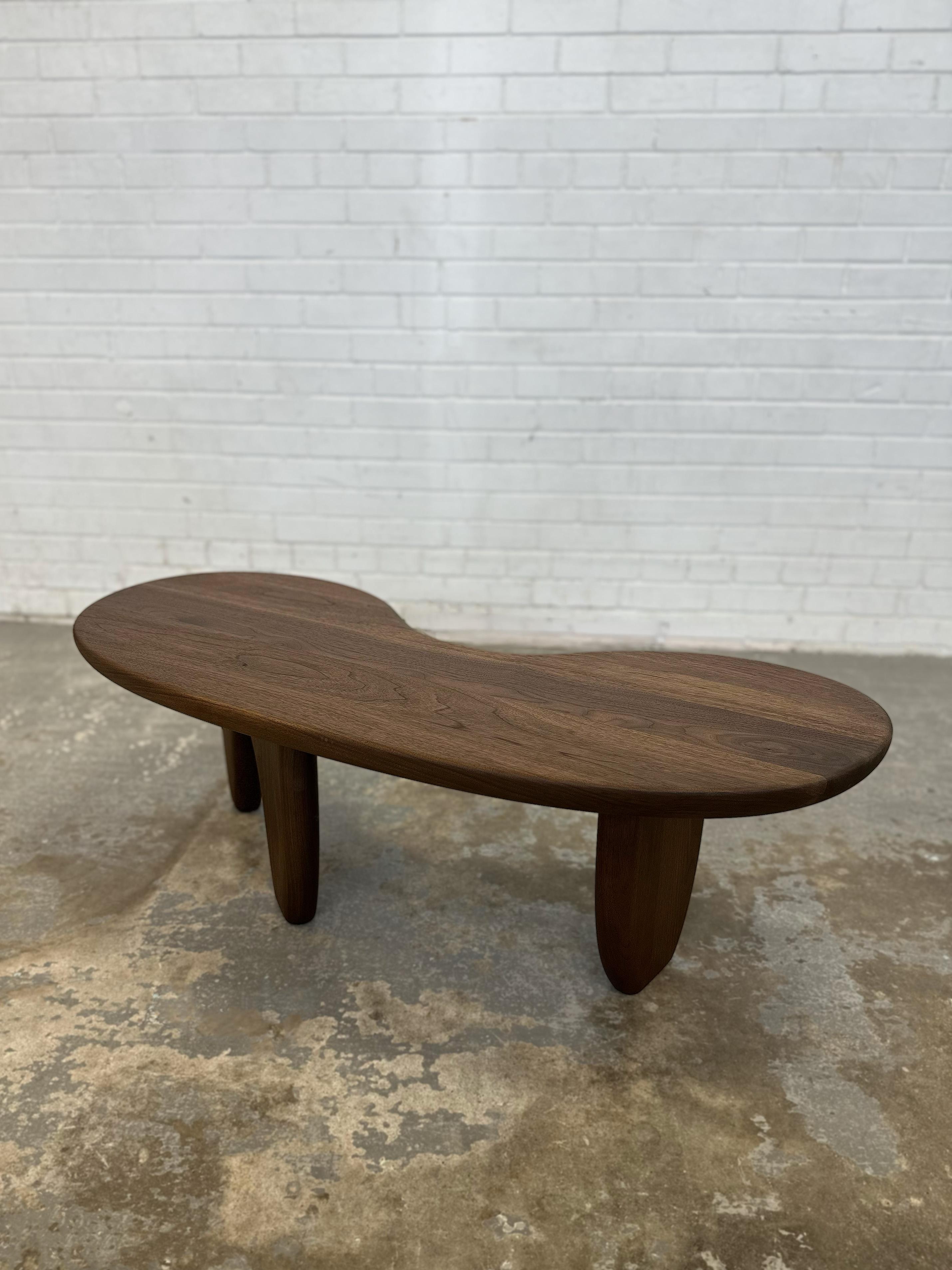 Table basse Rowan en noyer massif foncé, fabriquée à la main par Mary Ratcliffe Studio Neuf - En vente à Toronto, ON