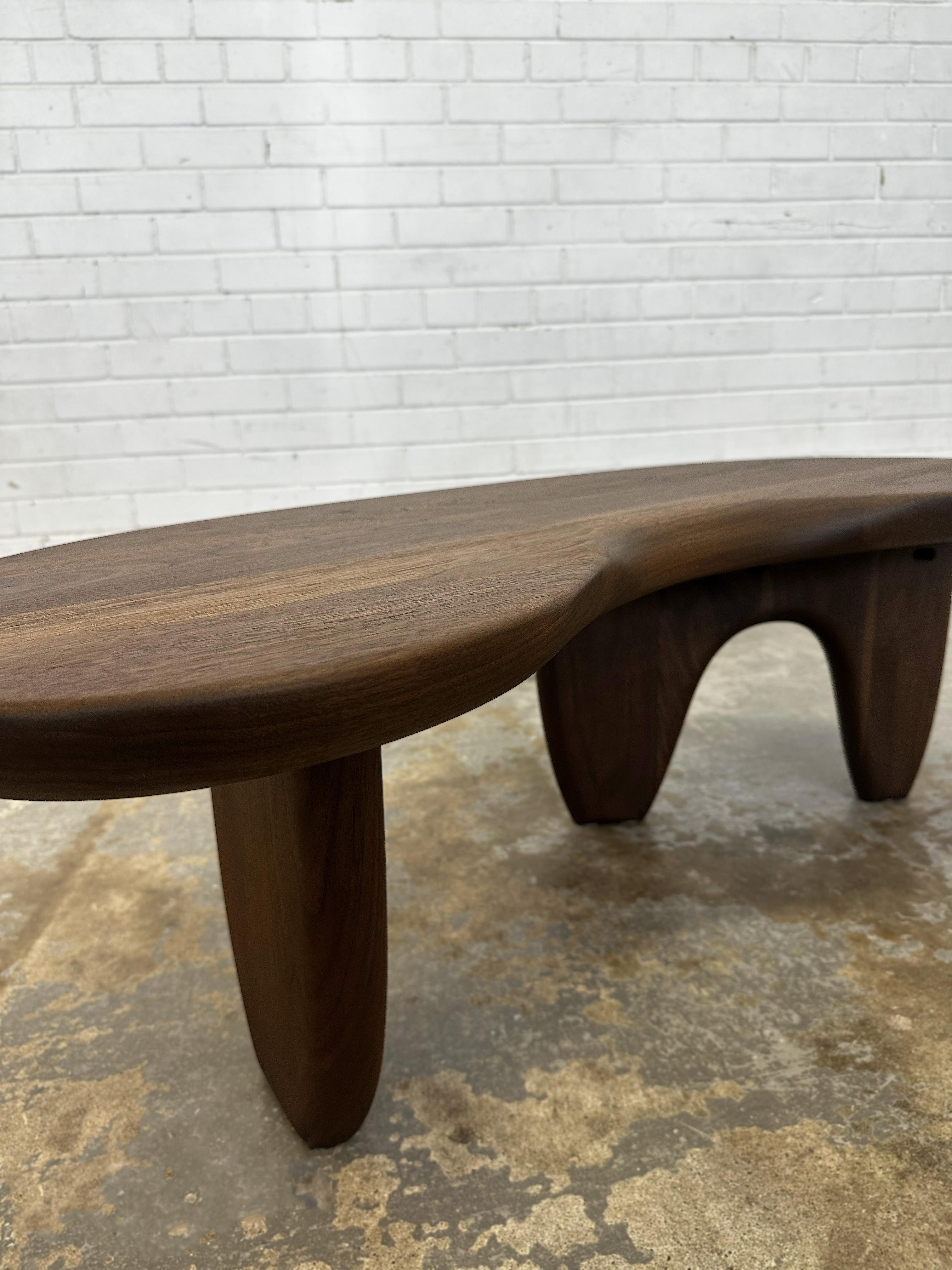 XXIe siècle et contemporain Table basse Rowan en noyer massif foncé, fabriquée à la main par Mary Ratcliffe Studio en vente