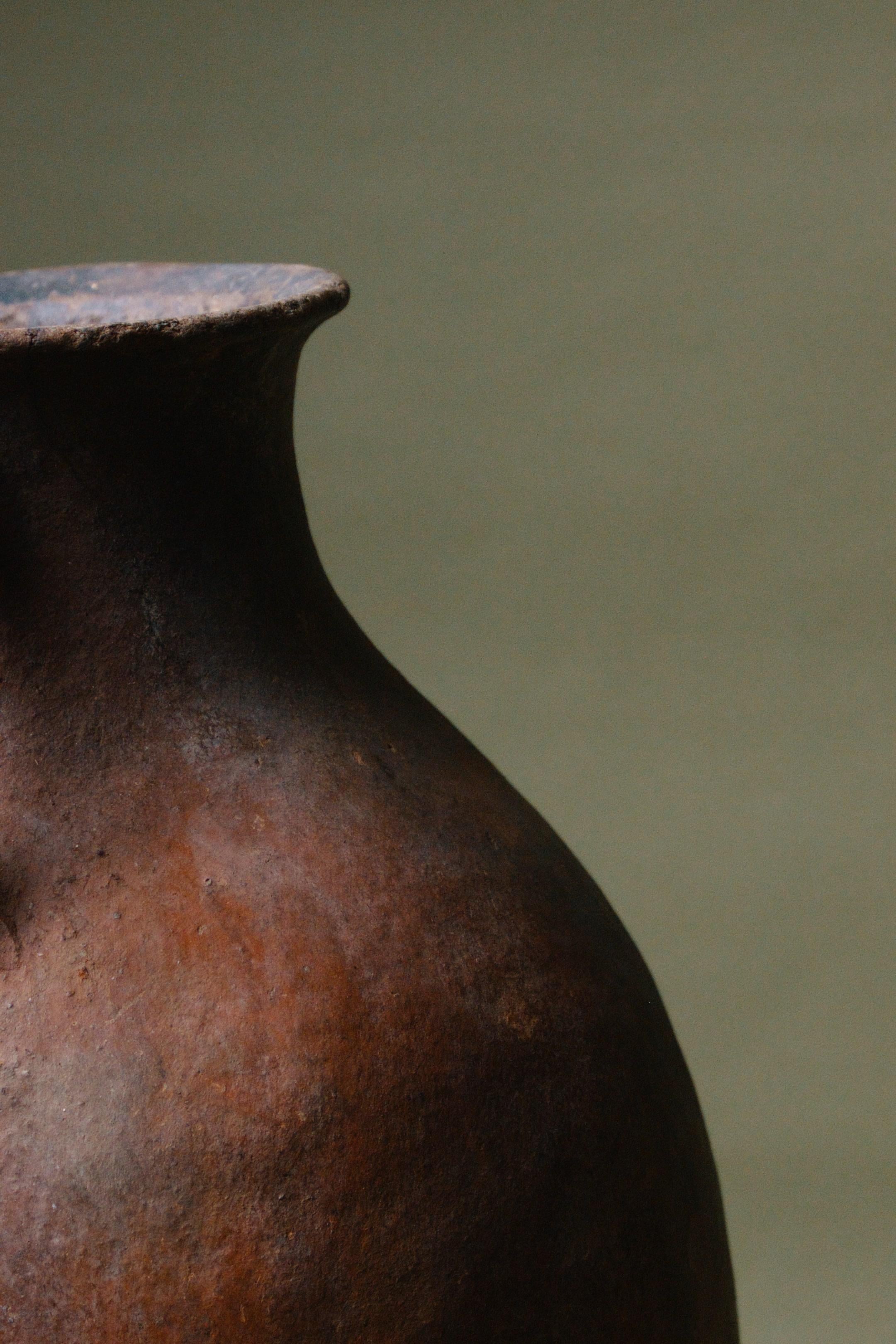 Vaso ad Amphora in terra battuta lavorato a mano in vendita 2