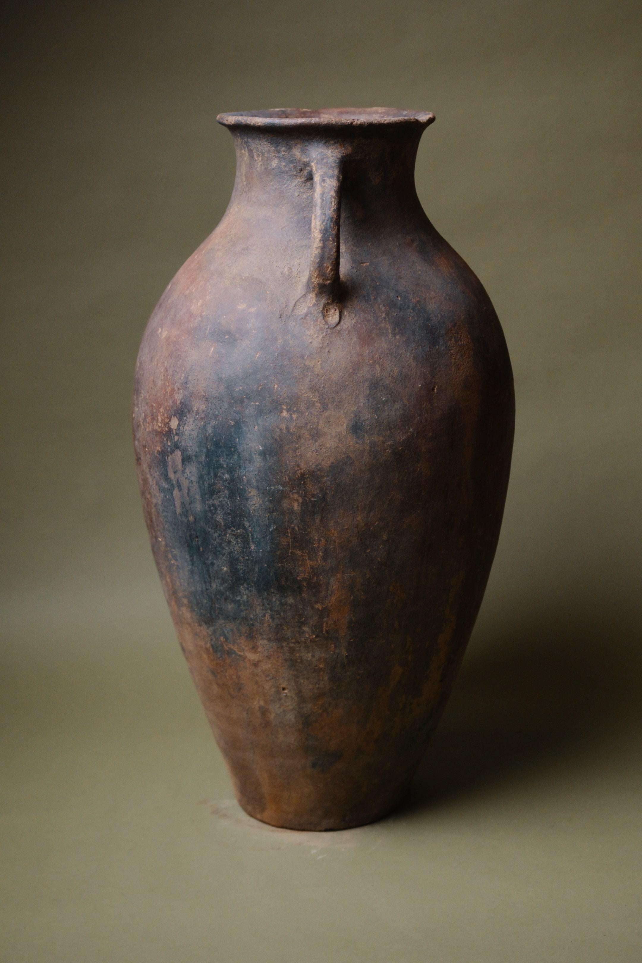 Primitivo Vaso ad Amphora in terra battuta lavorato a mano in vendita