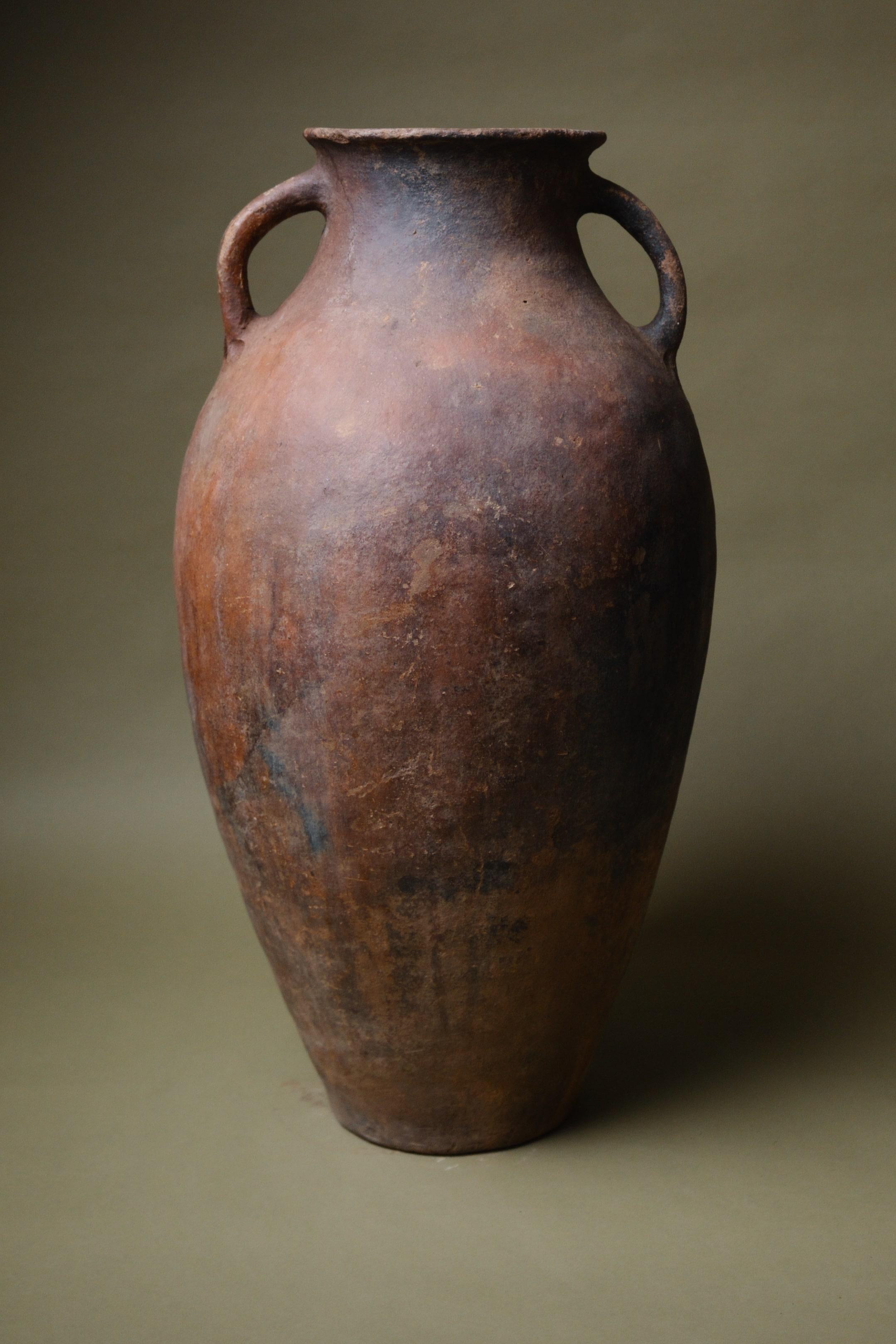 Turco Vaso ad Amphora in terra battuta lavorato a mano in vendita